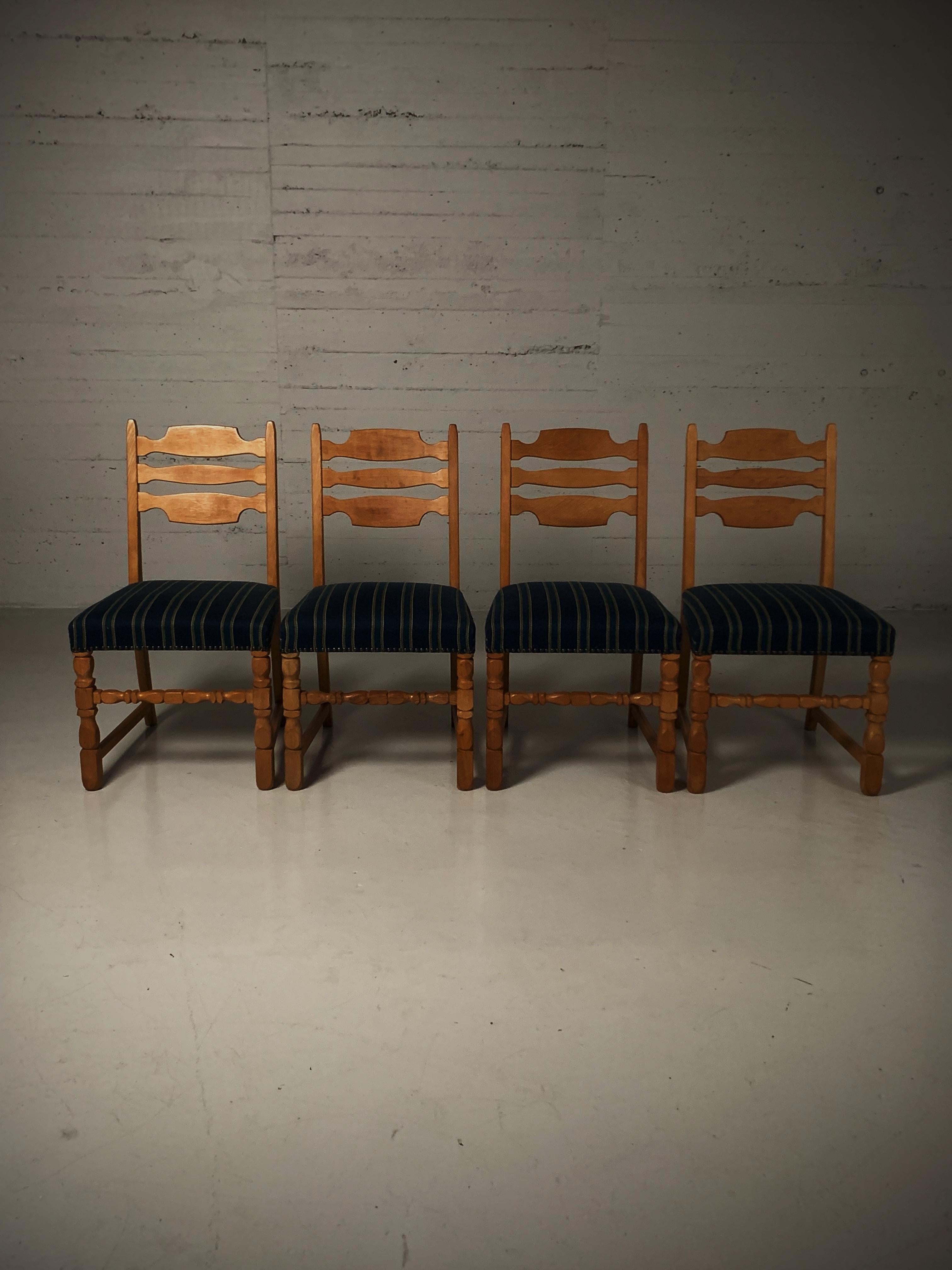 High quality oak dining chairs in the style of Henning Kjærnulf. Made in Denmark during the 1960s. 

Great craftsmanship. Original fabric on seats.