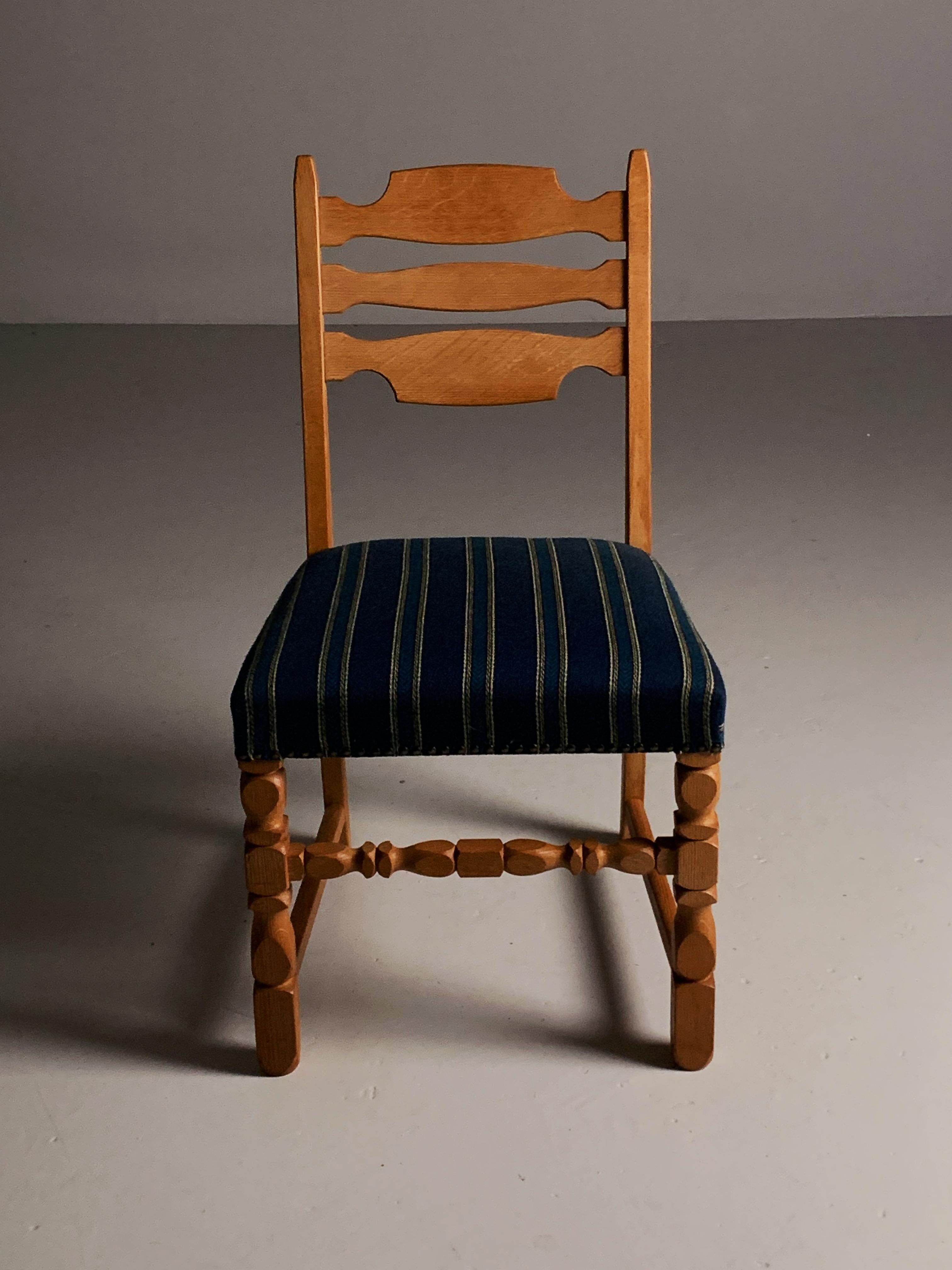 Four oak dining chairs in the style of Henning Kjærnulf, Denmark, 1960s In Good Condition For Sale In Eskilstuna, SE