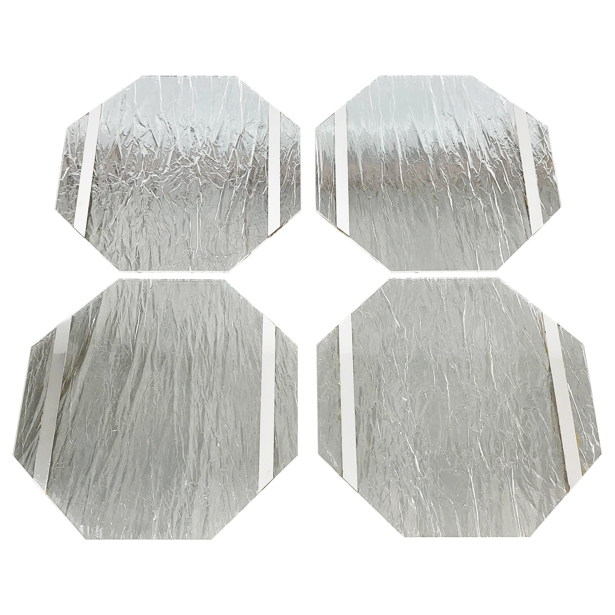 Quatre sets de table octogonaux en lucite et acier effet glace écaillée style Willy Rizzo