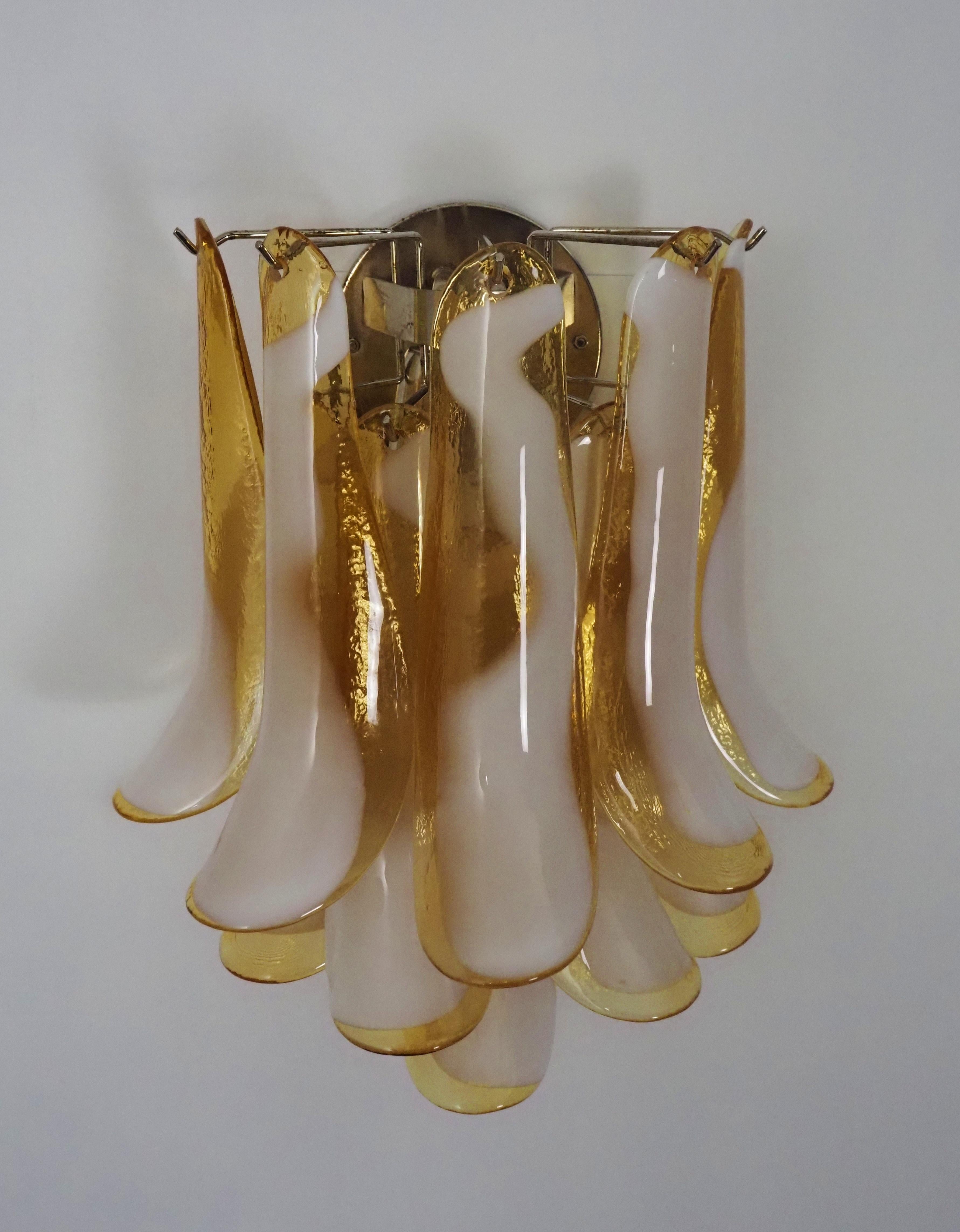 Set di quattro lampade da parete Vintage Italian Murano alla maniera di Mazzega - petali in vetro Latte e Miele
. Le applique hanno 10 petali in vetro lattimo caramello (per ogni applique) in una cornice cromata.
Periodo: fine del XX