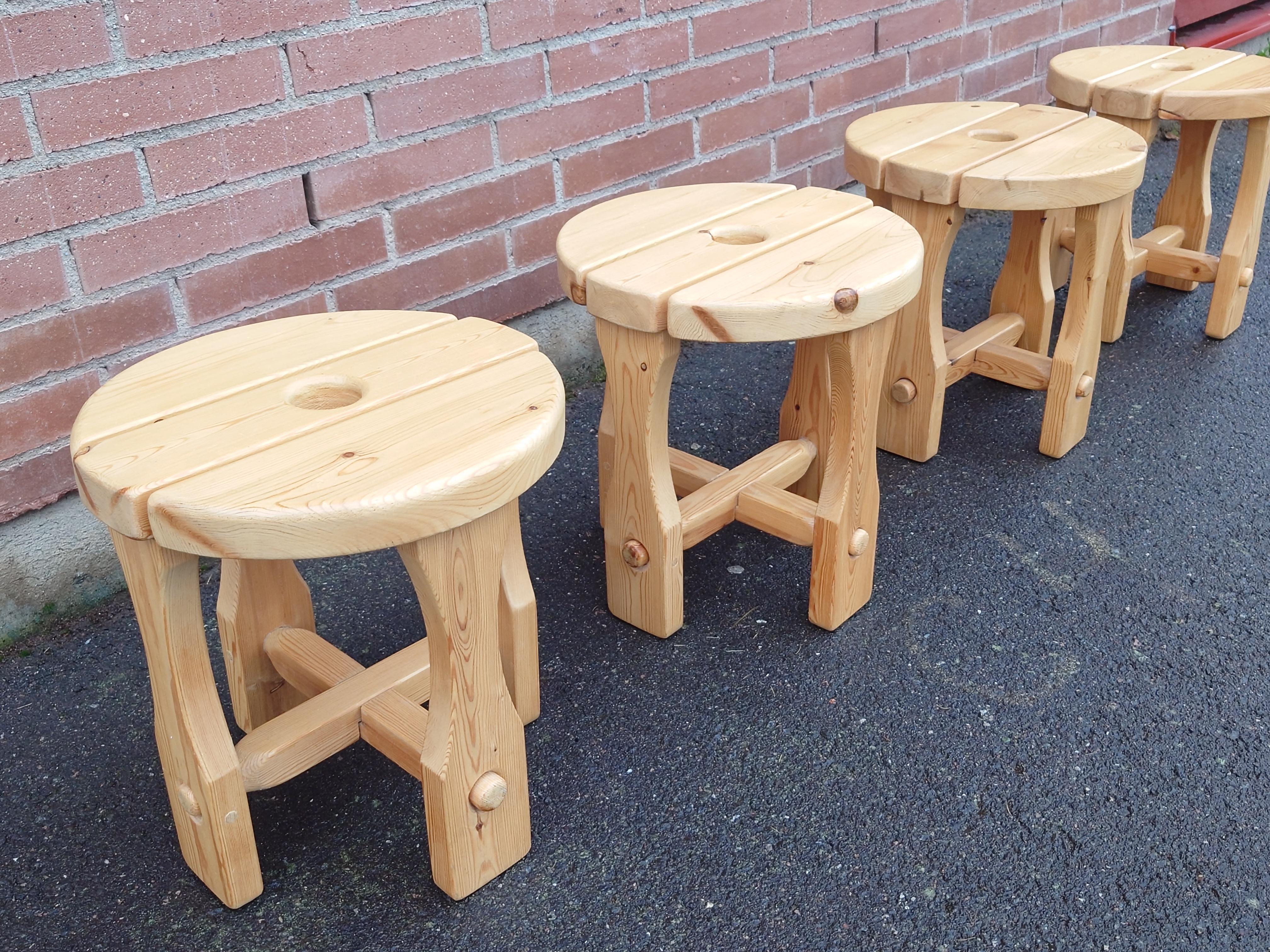 Quatre tabourets suédois en pin massif des années 1970 Mid-Century Modern Design en vente 3