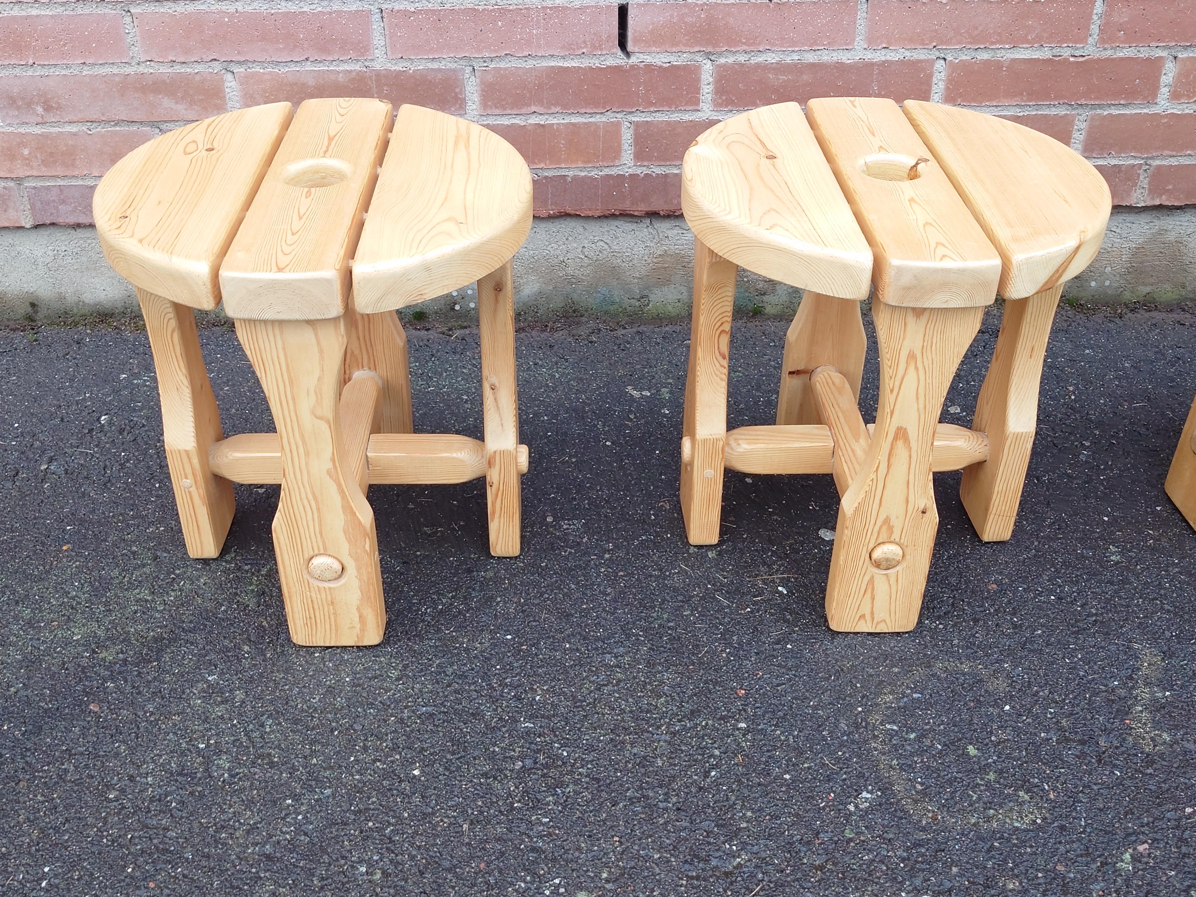 Quatre tabourets suédois en pin massif des années 1970 Mid-Century Modern Design en vente 4