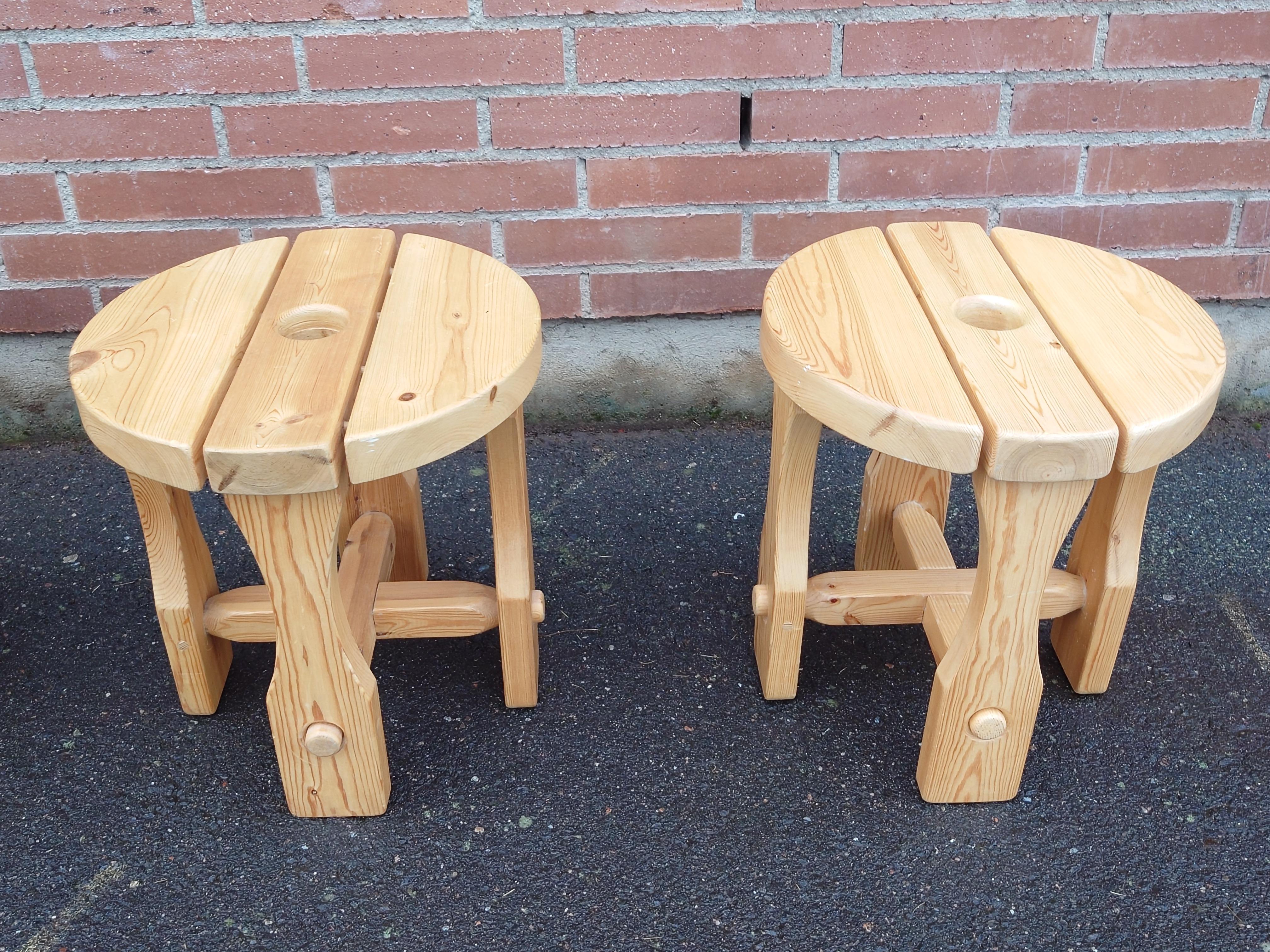 Quatre tabourets suédois en pin massif des années 1970 Mid-Century Modern Design en vente 5