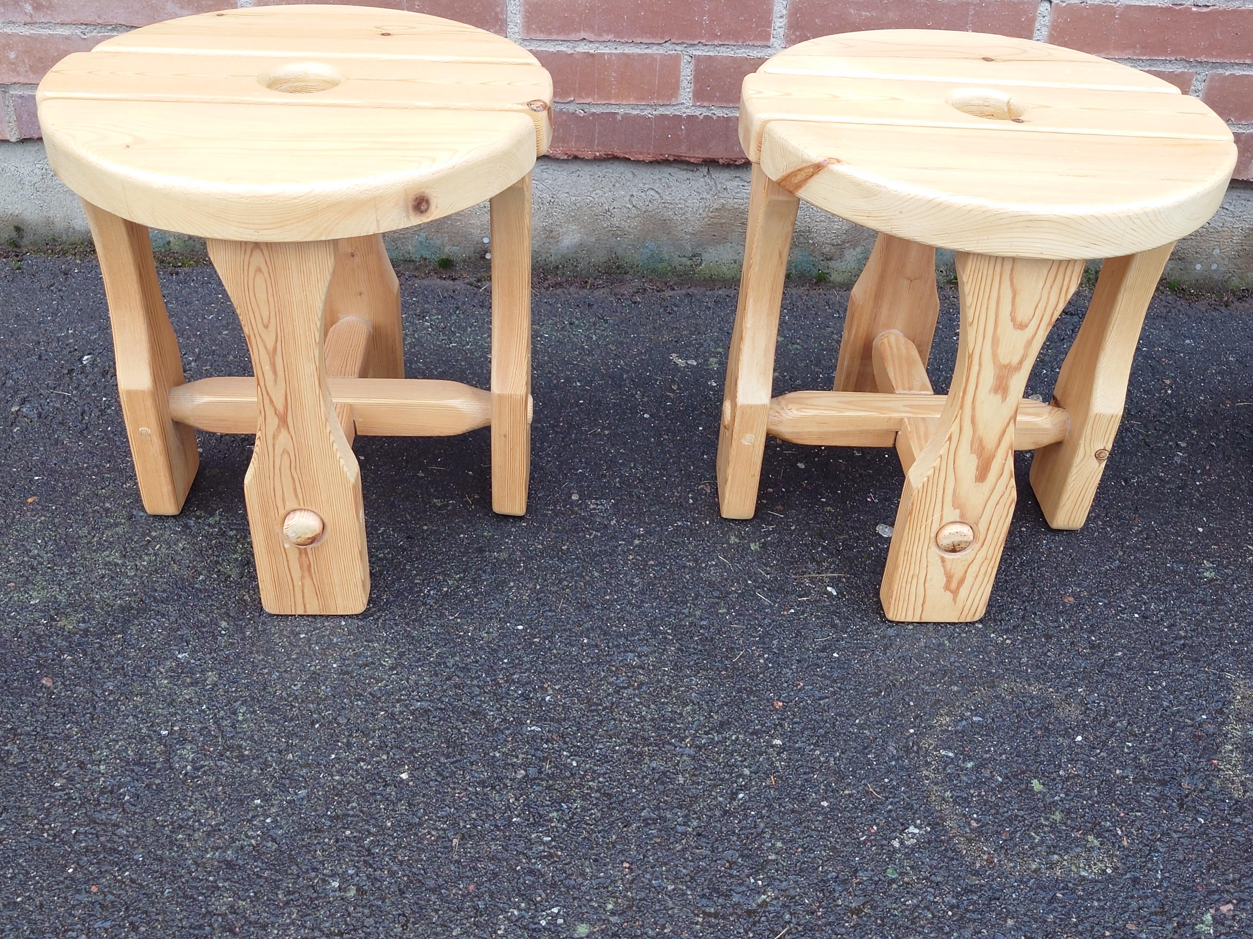 Quatre tabourets suédois en pin massif des années 1970 Mid-Century Modern Design en vente 6