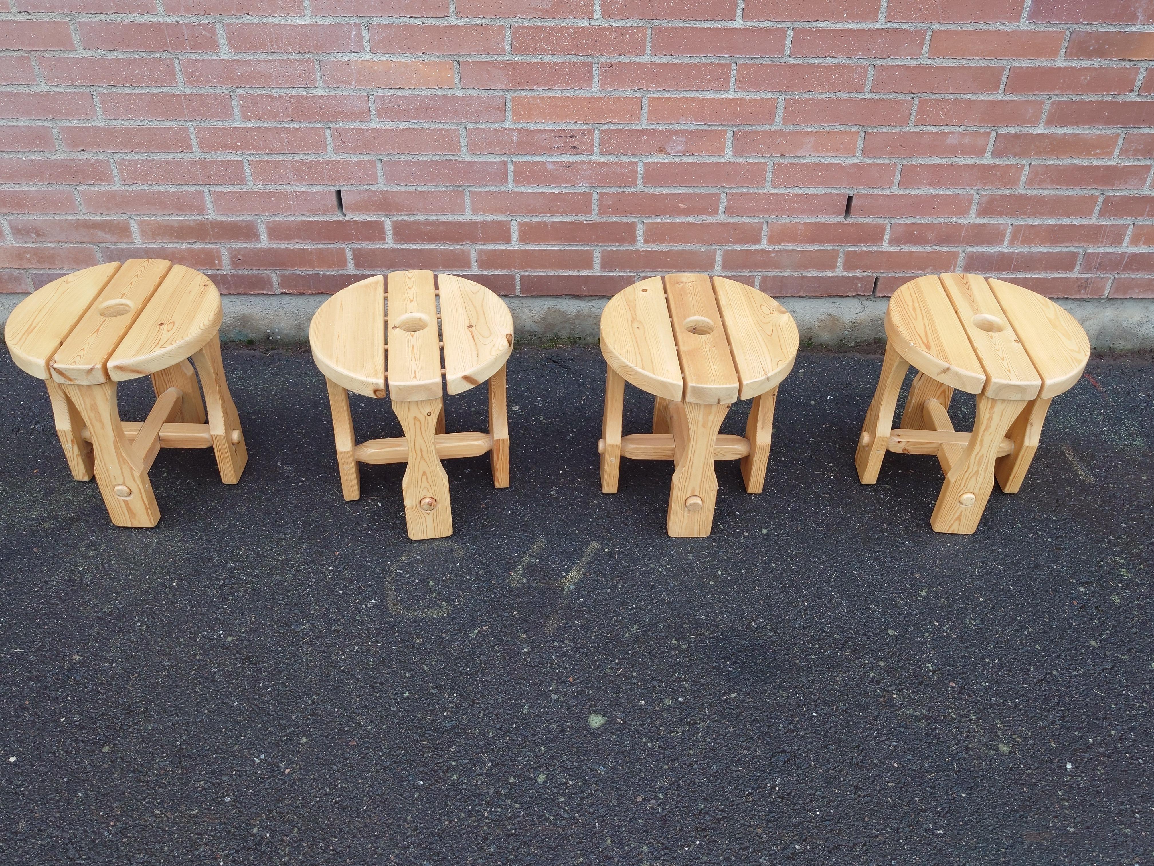 Suédois Quatre tabourets suédois en pin massif des années 1970 Mid-Century Modern Design en vente