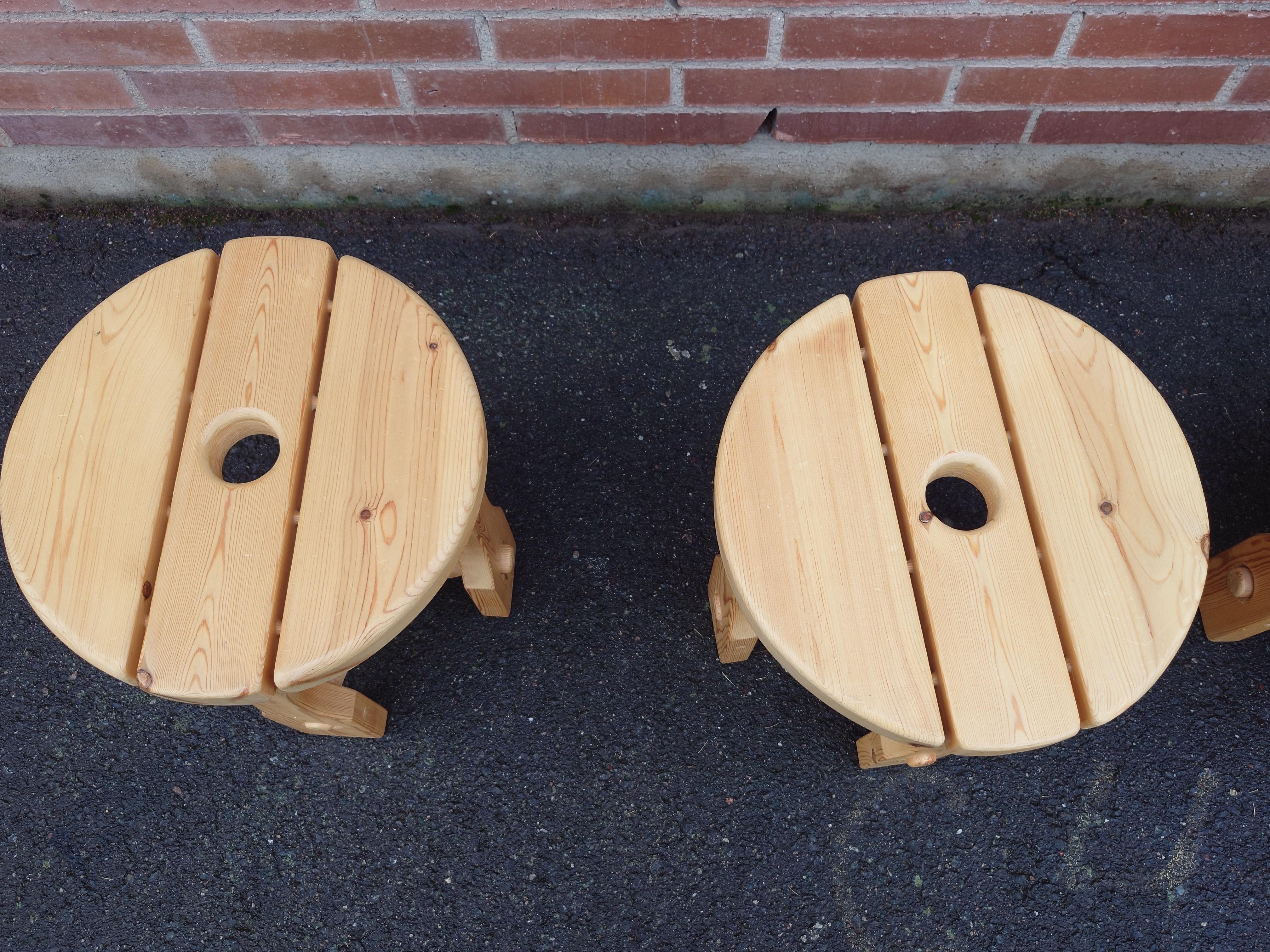 Quatre tabourets suédois en pin massif des années 1970 Mid-Century Modern Design Bon état - En vente à Boden, SE