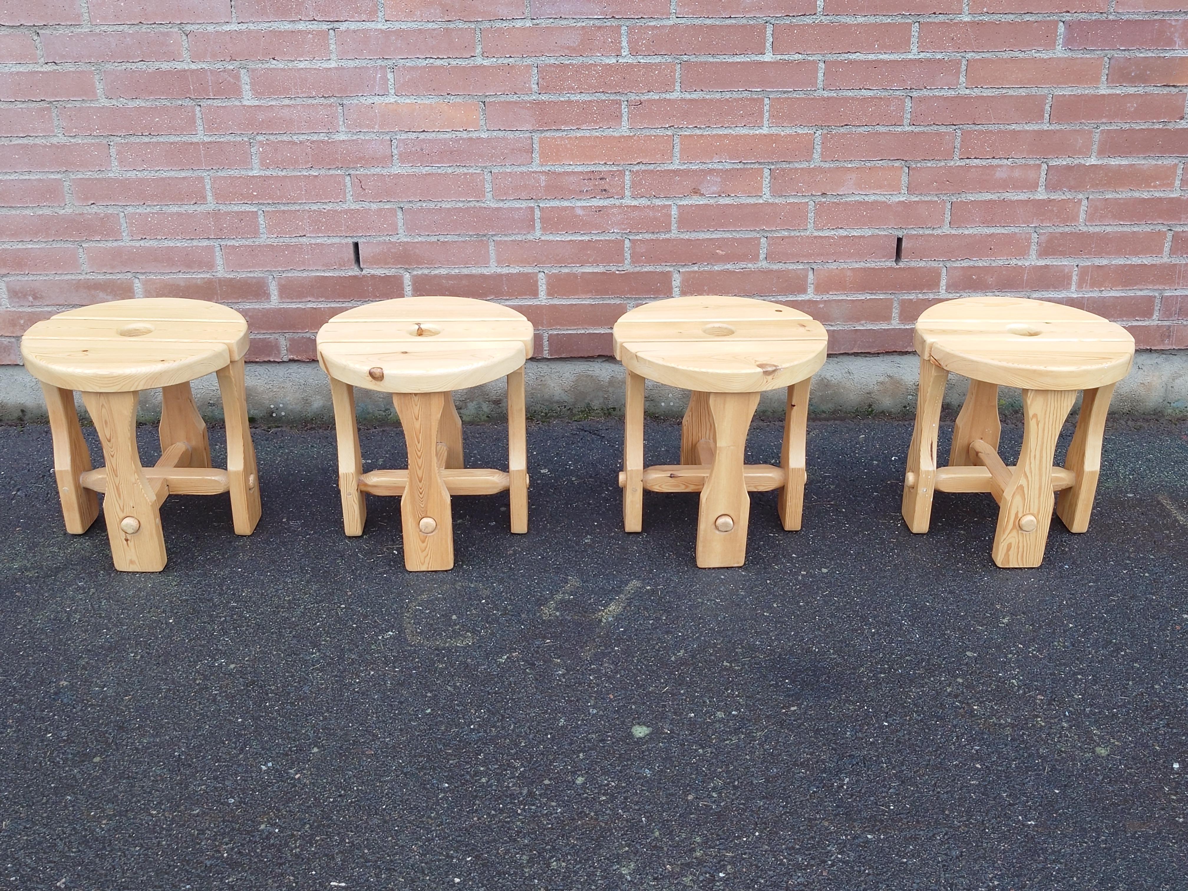 Fin du 20e siècle Quatre tabourets suédois en pin massif des années 1970 Mid-Century Modern Design en vente