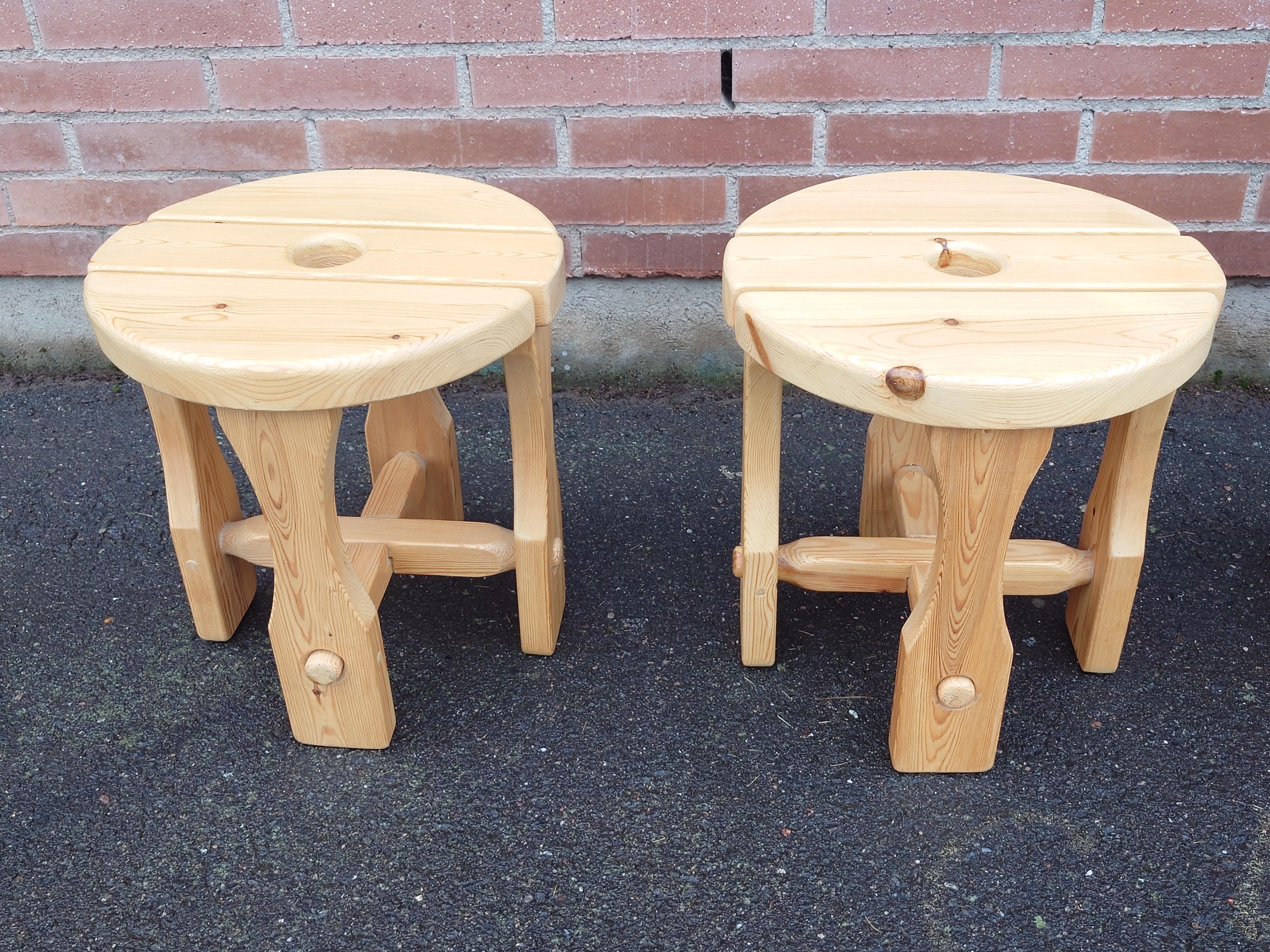 Quatre tabourets suédois en pin massif des années 1970 Mid-Century Modern Design en vente 1