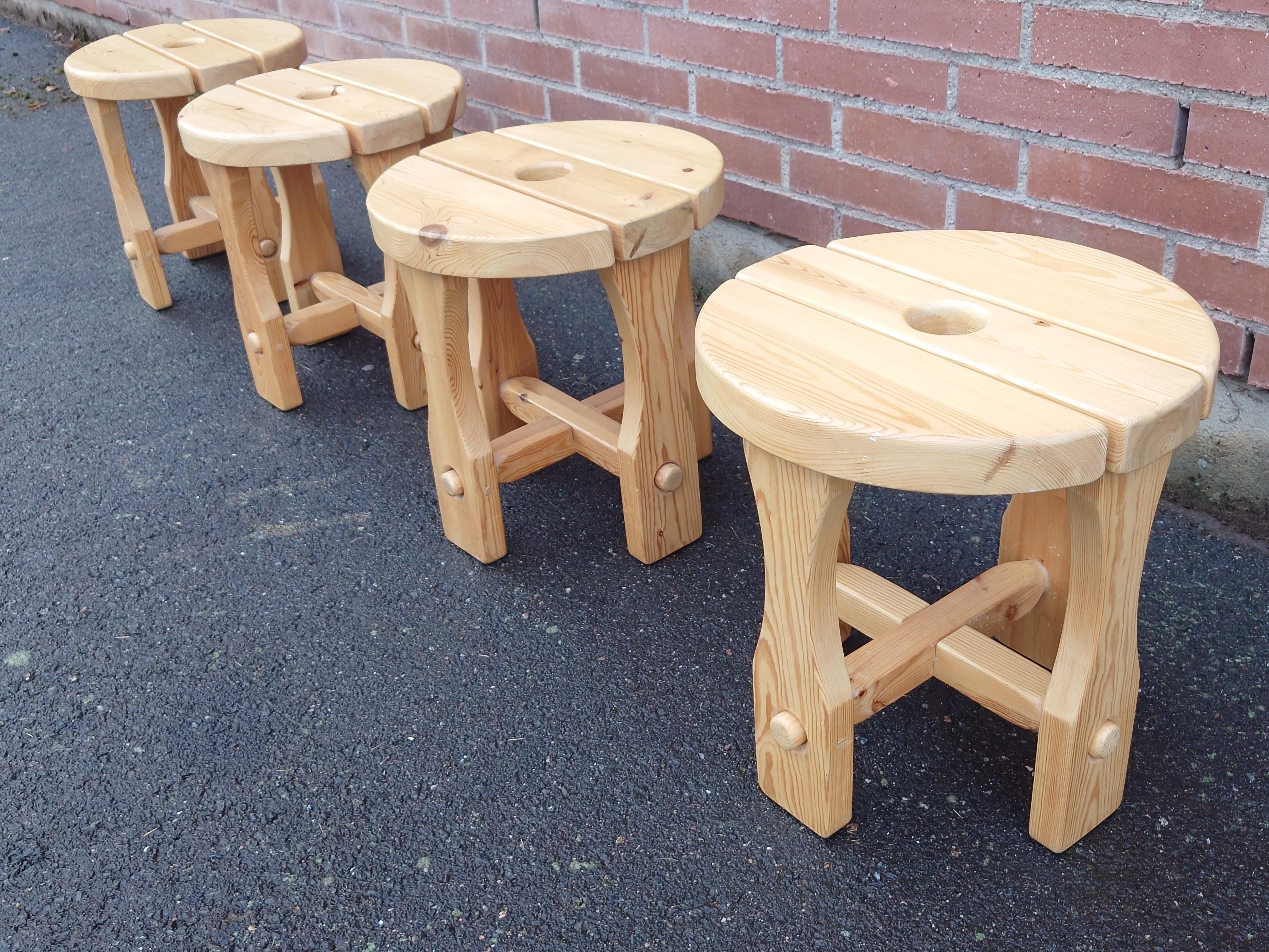 Quatre tabourets suédois en pin massif des années 1970 Mid-Century Modern Design en vente 2