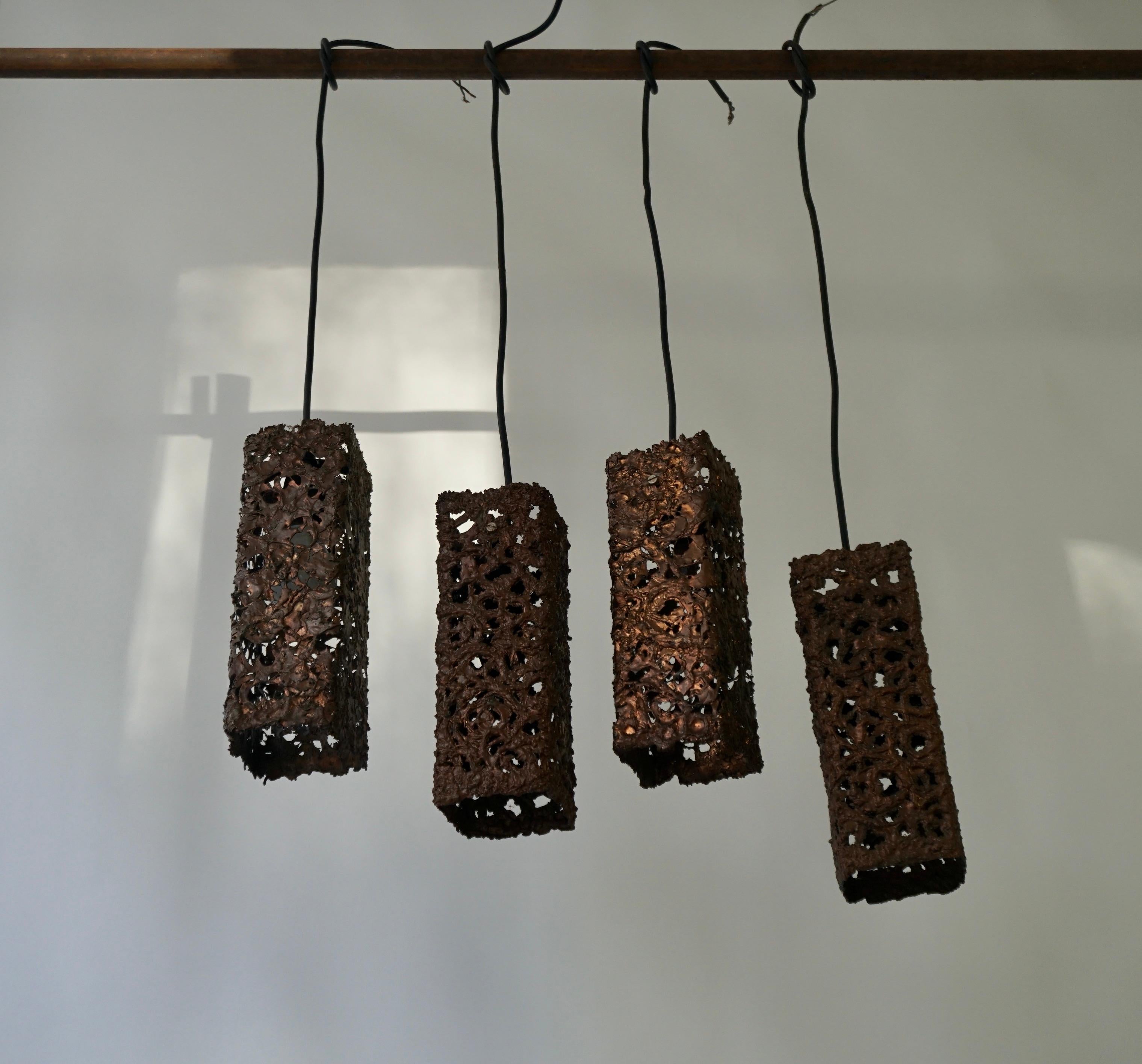 Vier brutalistische Hängelampen aus Kupfer 