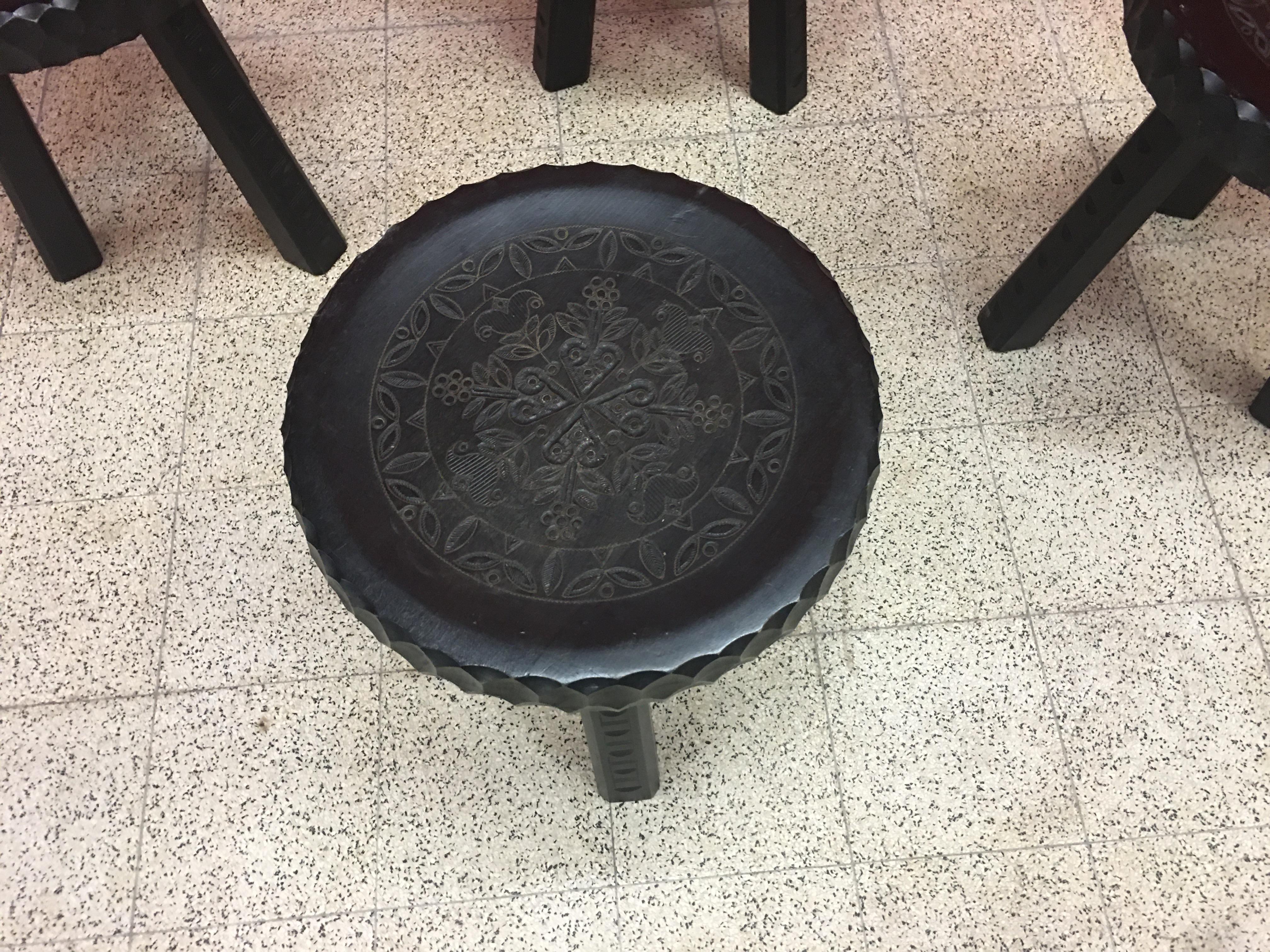 Cuatro taburetes orgánicos de madera ennegrecida, hacia 1950-1960 mediados del siglo XX en venta