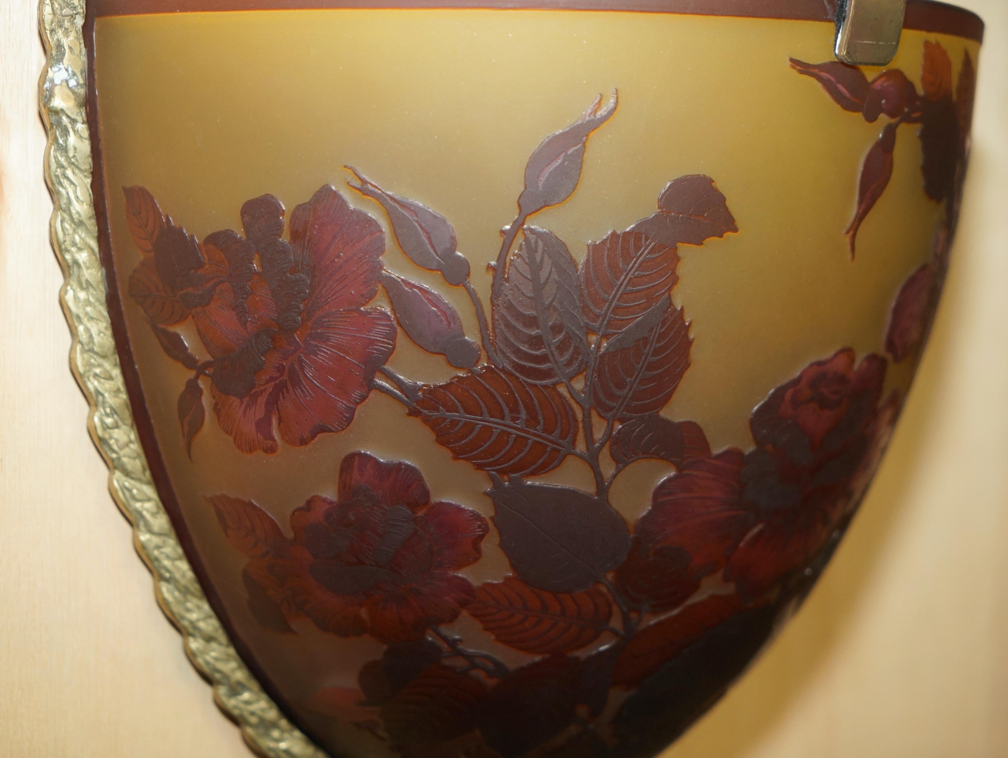 VIER ORIGINALE FRANZÖSISCHE EMILE GALLE CAMEO GLAS & BRASS WANDMONTAGE LICHTER im Angebot 2