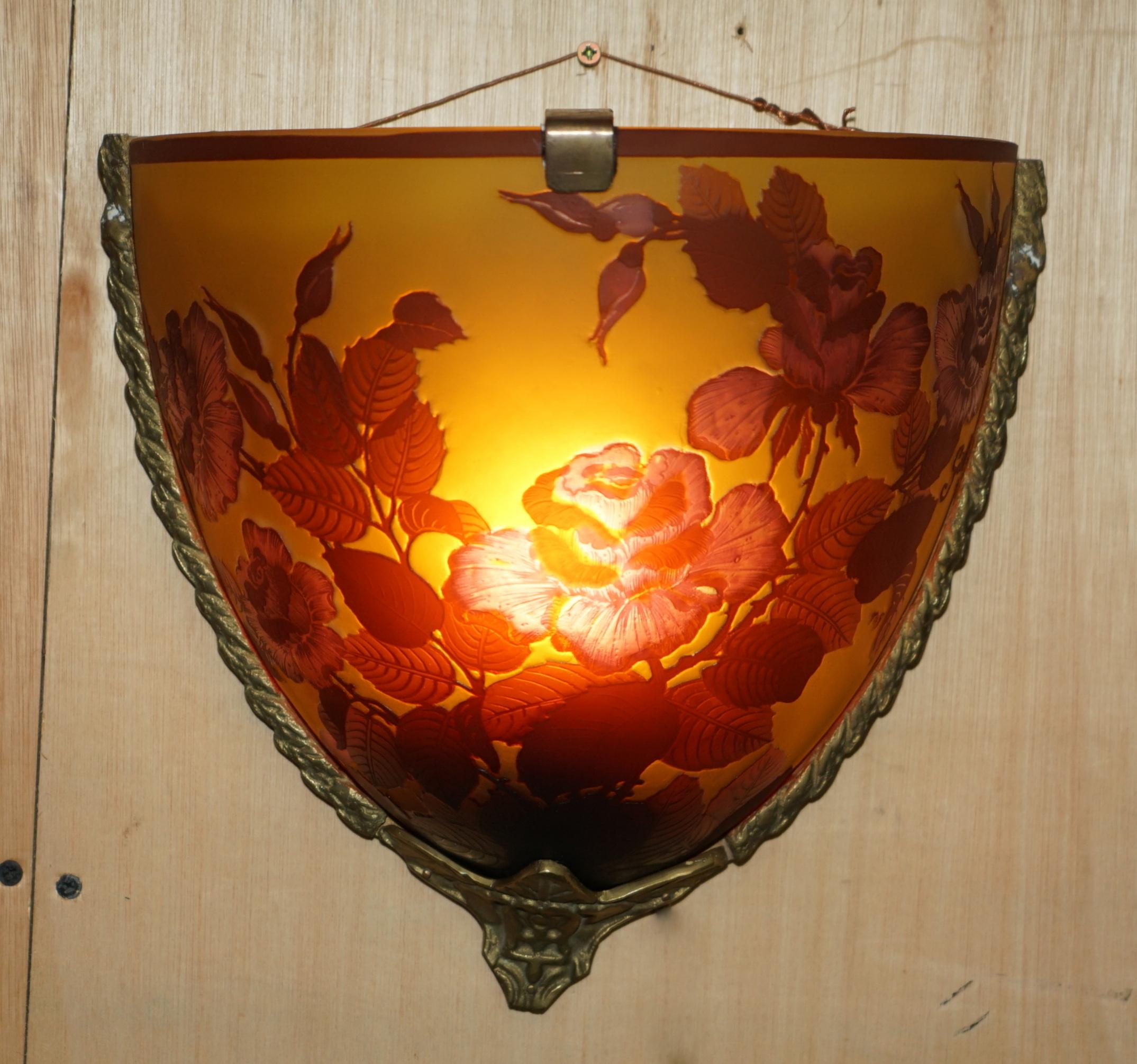 Royal House Antiques

Royal House Antiques freut sich, diese absolut exquisite Suite von vier originalen Cameo-Wandleuchtern aus französischem Glas von Emile Galle aus den 1960er Jahren mit zeitgenössischen Messingplatten, die vollständig