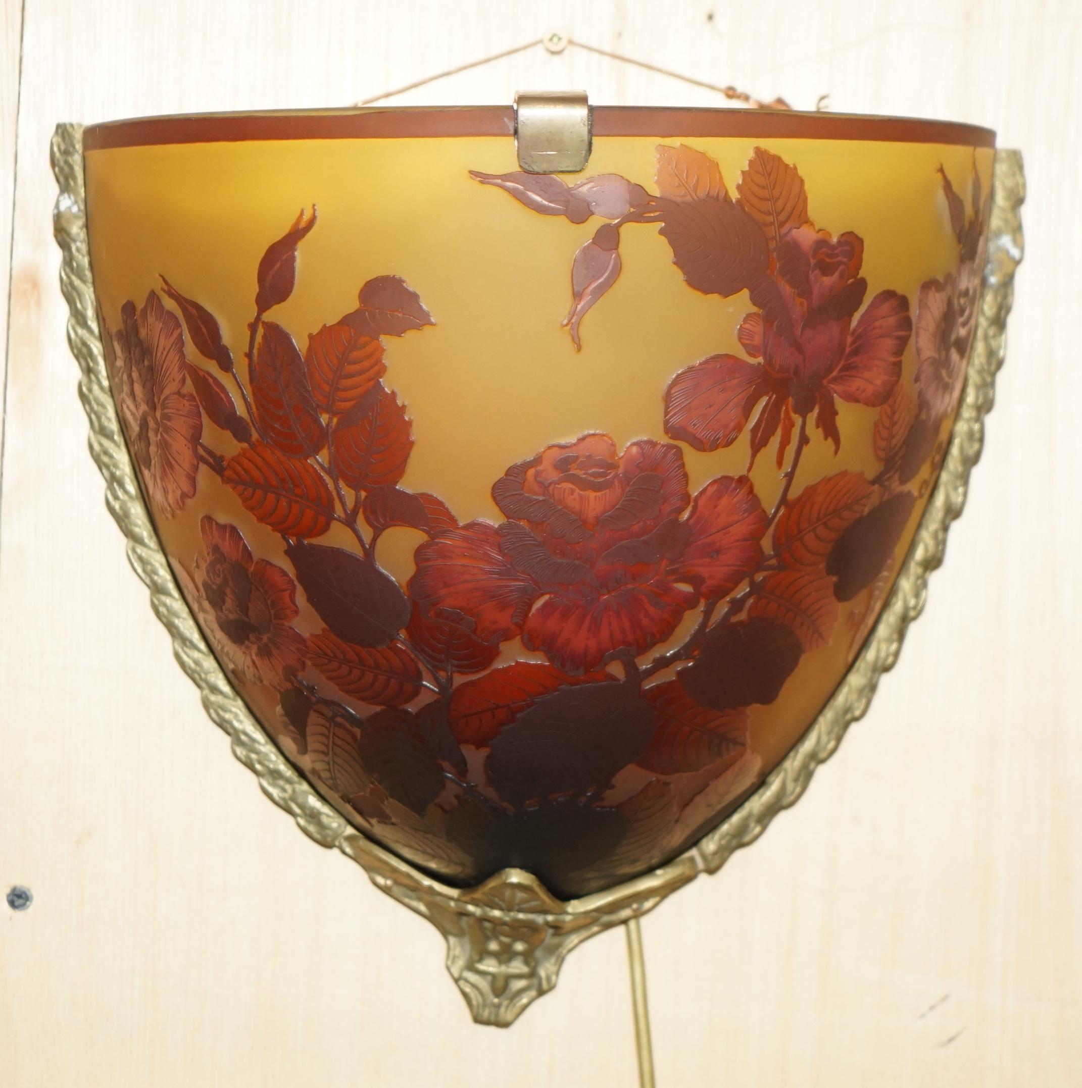 VIER ORIGINALE FRANZÖSISCHE EMILE GALLE CAMEO GLAS & BRASS WANDMONTAGE LICHTER (Moderne der Mitte des Jahrhunderts) im Angebot