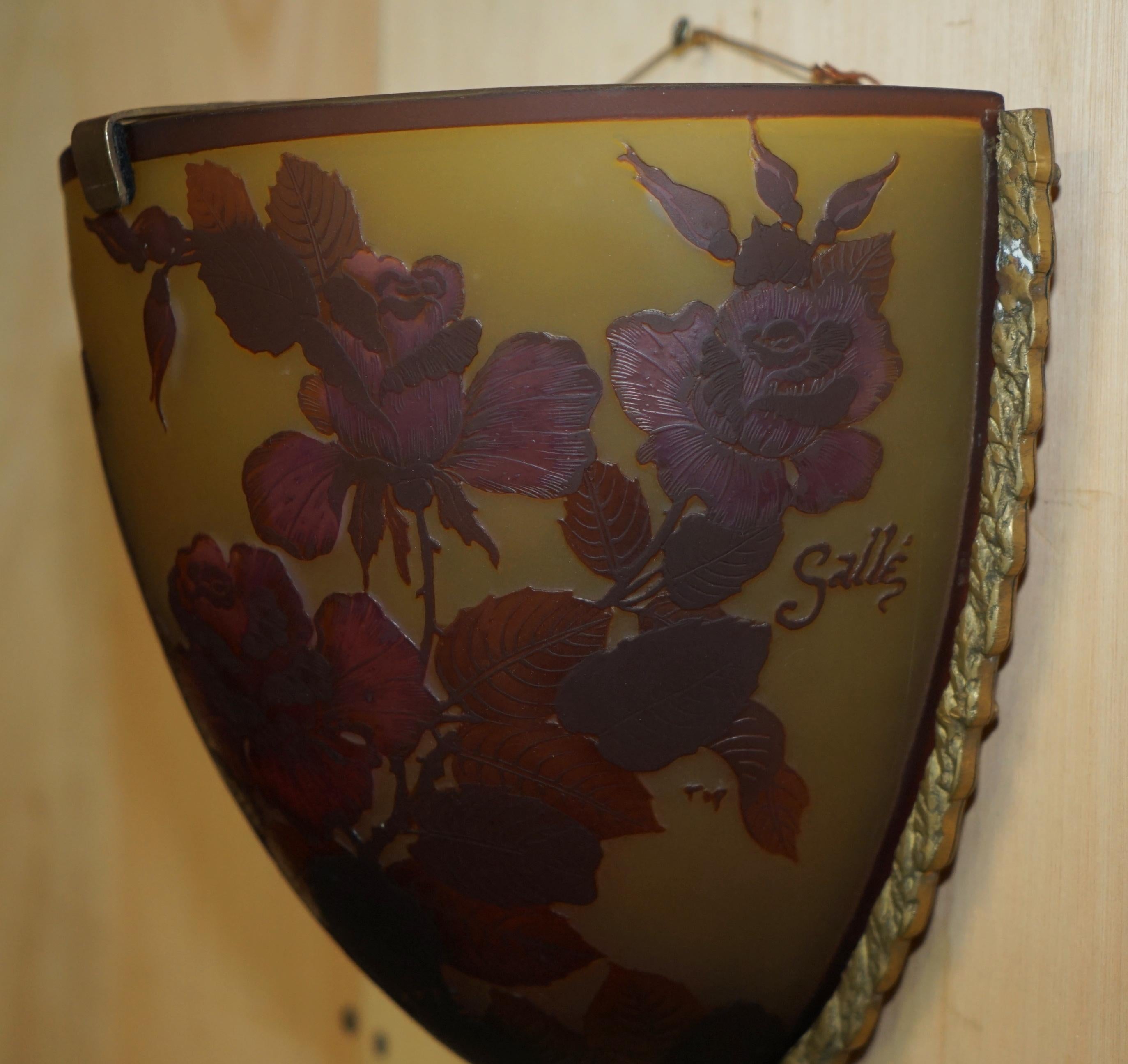 VIER ORIGINALE FRANZÖSISCHE EMILE GALLE CAMEO GLAS & BRASS WANDMONTAGE LICHTER (Französisch) im Angebot