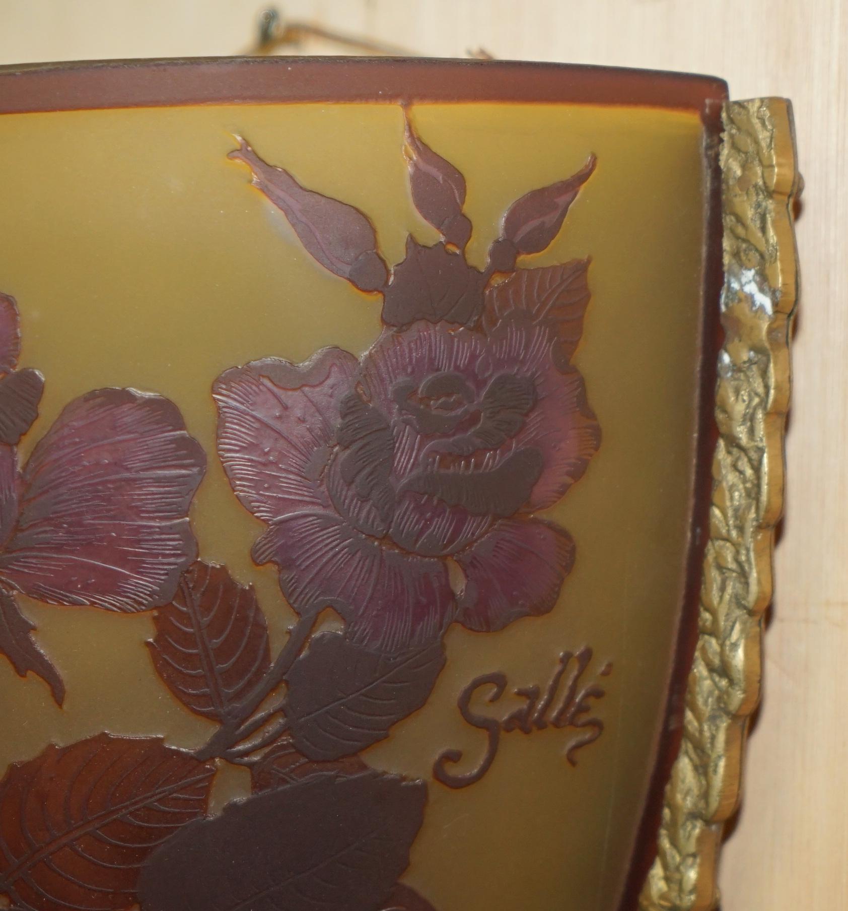 VIER ORIGINALE FRANZÖSISCHE EMILE GALLE CAMEO GLAS & BRASS WANDMONTAGE LICHTER (Handgefertigt) im Angebot