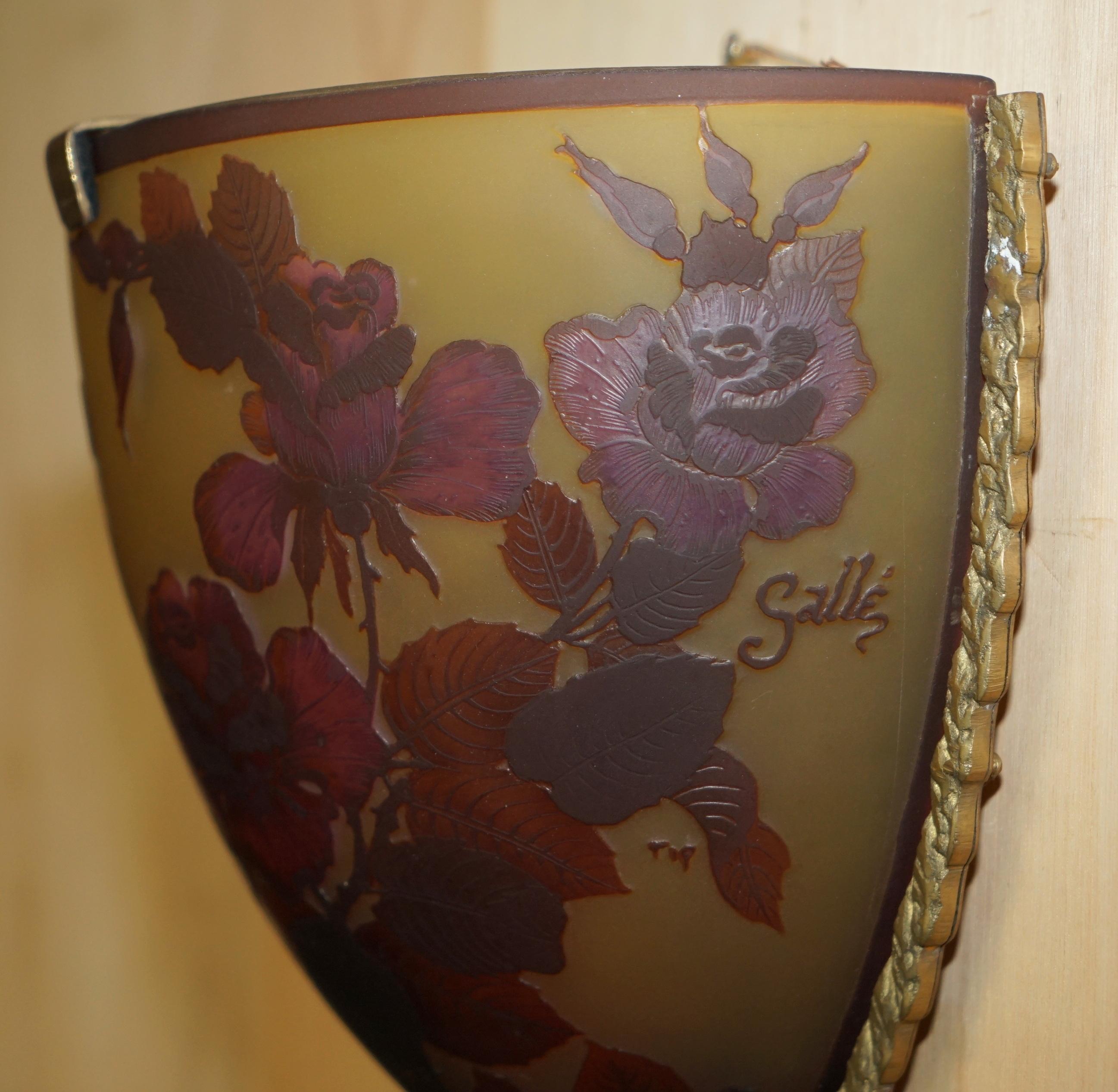 VIER ORIGINALE FRANZÖSISCHE EMILE GALLE CAMEO GLAS & BRASS WANDMONTAGE LICHTER im Zustand „Gut“ im Angebot in West Sussex, Pulborough
