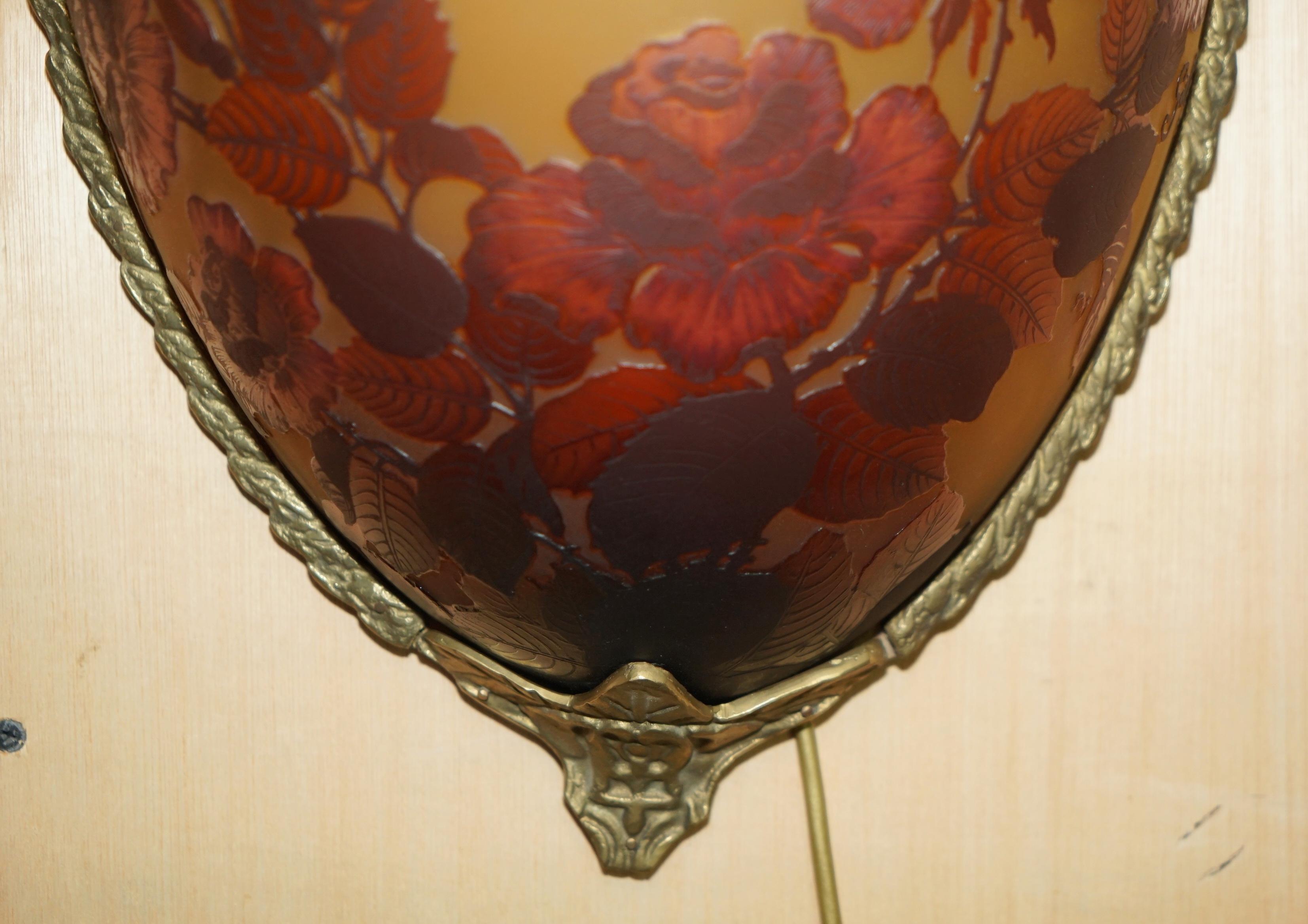 VIER ORIGINALE FRANZÖSISCHE EMILE GALLE CAMEO GLAS & BRASS WANDMONTAGE LICHTER (Mitte des 20. Jahrhunderts) im Angebot
