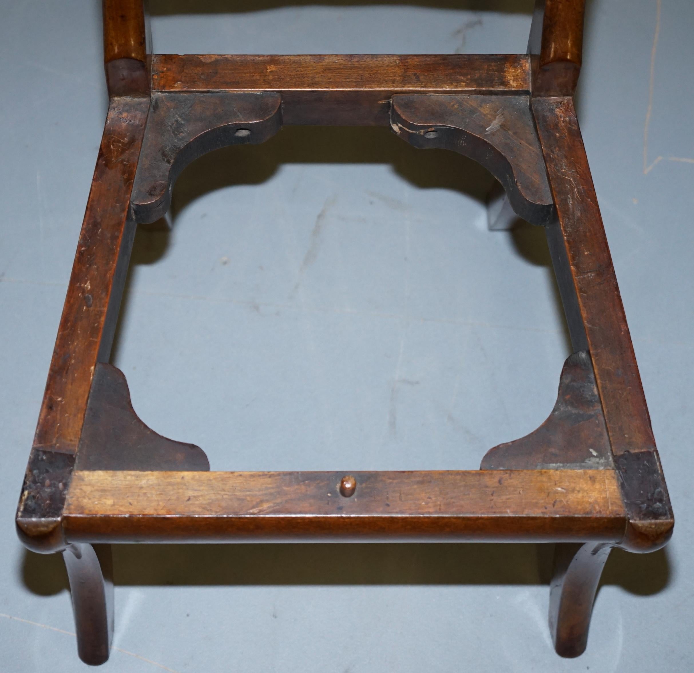 Quatre chaises de salle à manger Chesterfield en cuir brun:: restaurées en noyer:: d'époque Régence en vente 3