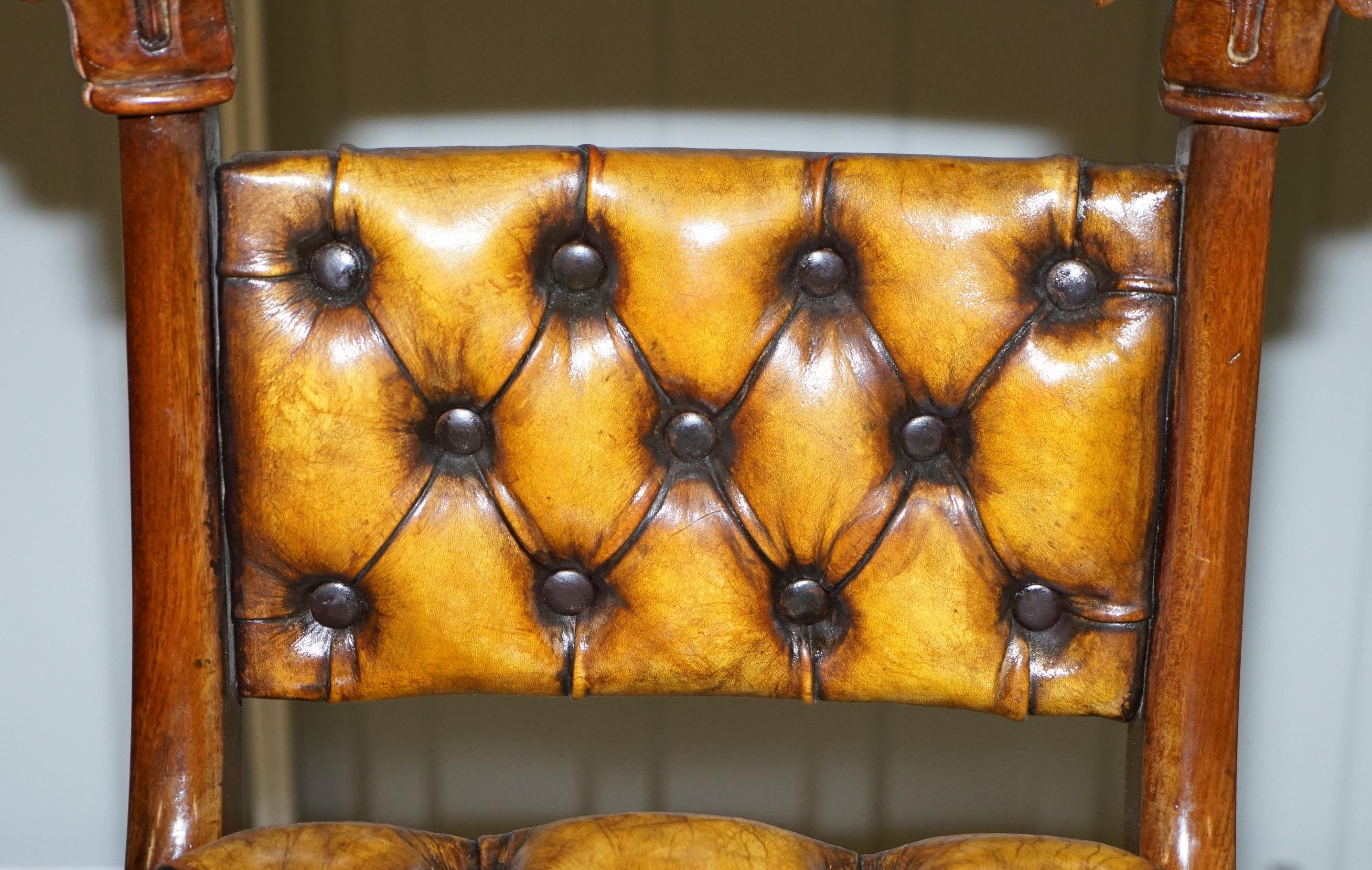 Quatre chaises de salle à manger Chesterfield en cuir brun:: restaurées en noyer:: d'époque Régence en vente 8