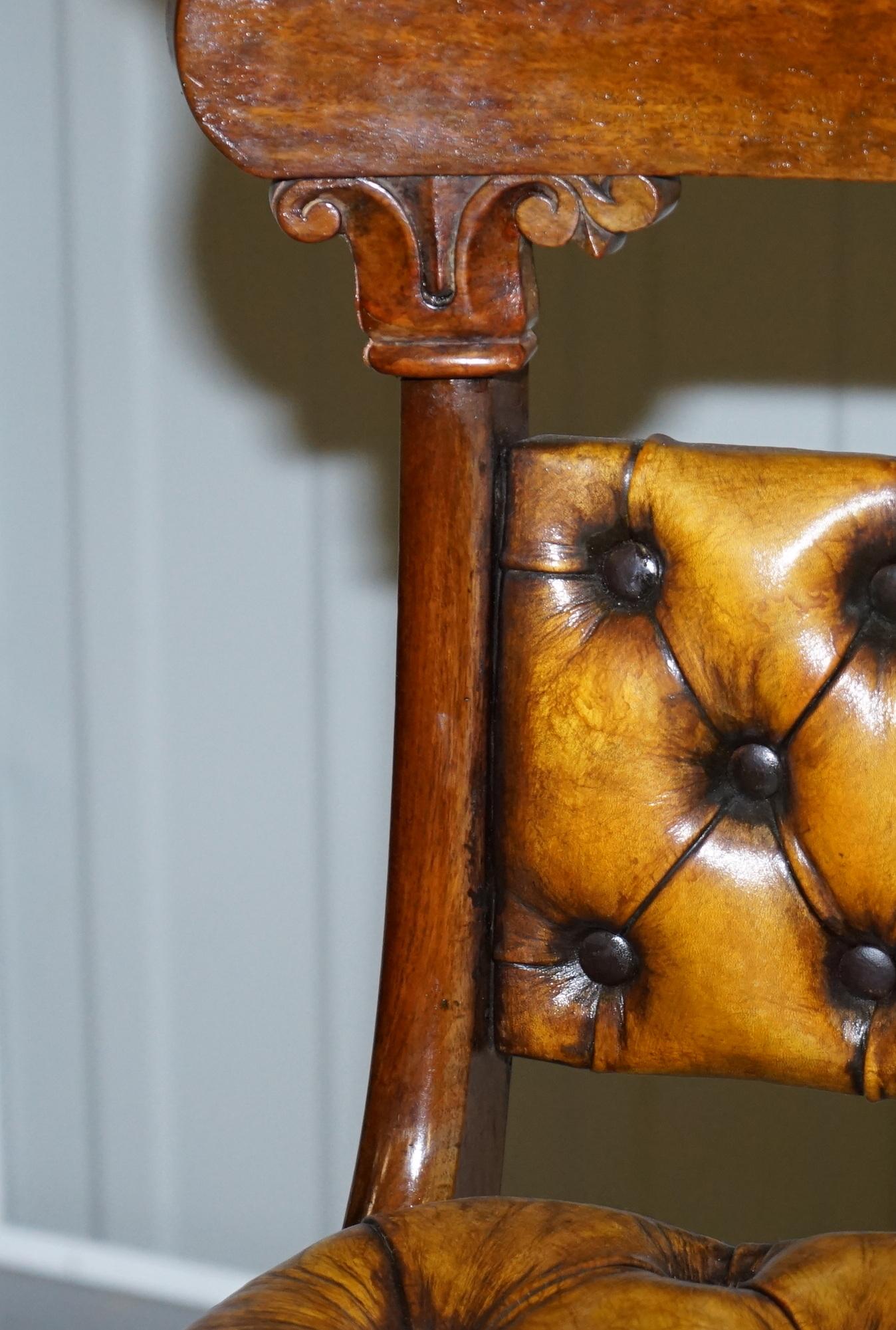 Quatre chaises de salle à manger Chesterfield en cuir brun:: restaurées en noyer:: d'époque Régence en vente 11