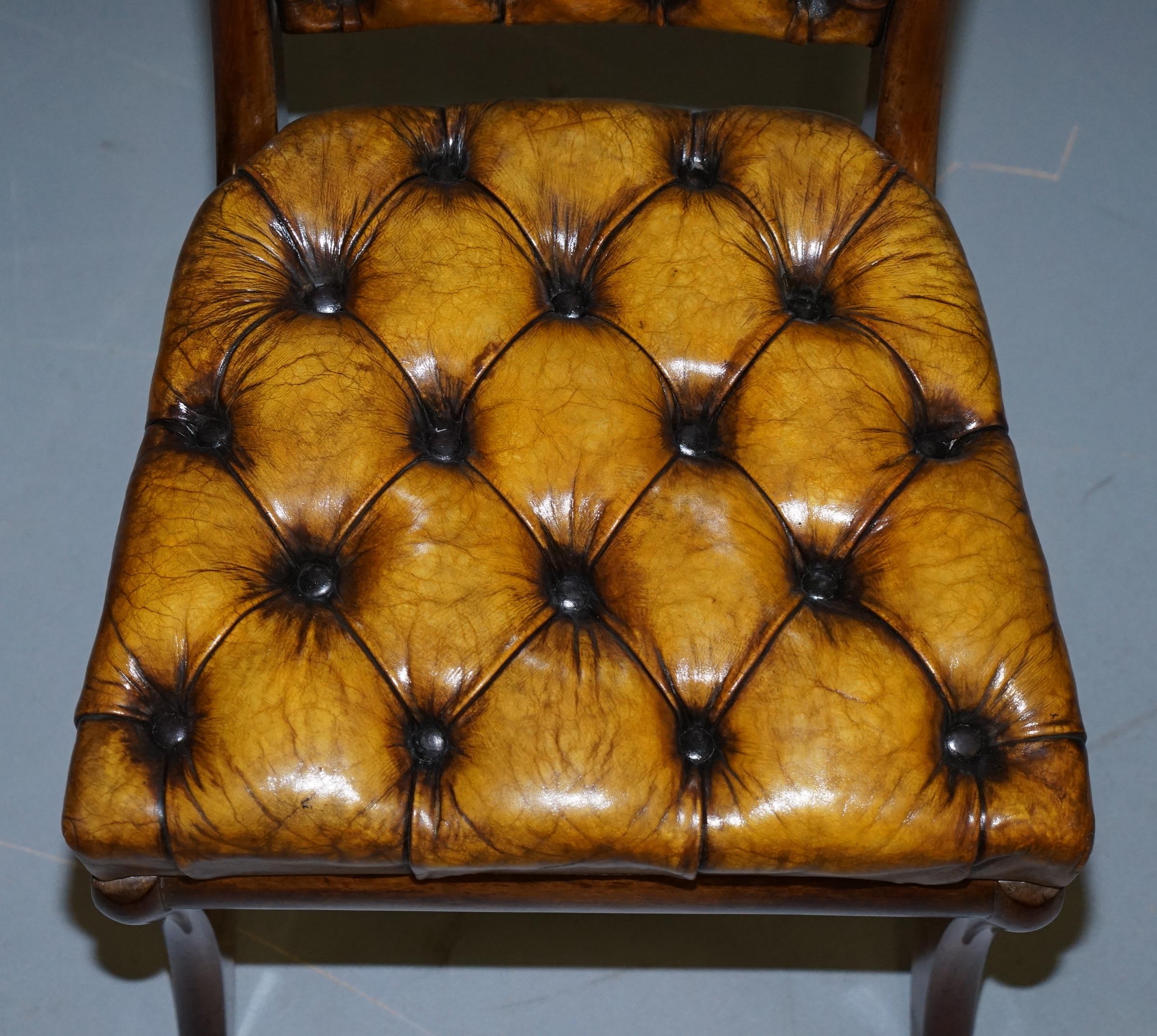 Quatre chaises de salle à manger Chesterfield en cuir brun:: restaurées en noyer:: d'époque Régence en vente 12