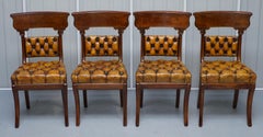 Quattro sedie da pranzo originali Regency in noce restaurate Chesterfield in pelle marrone