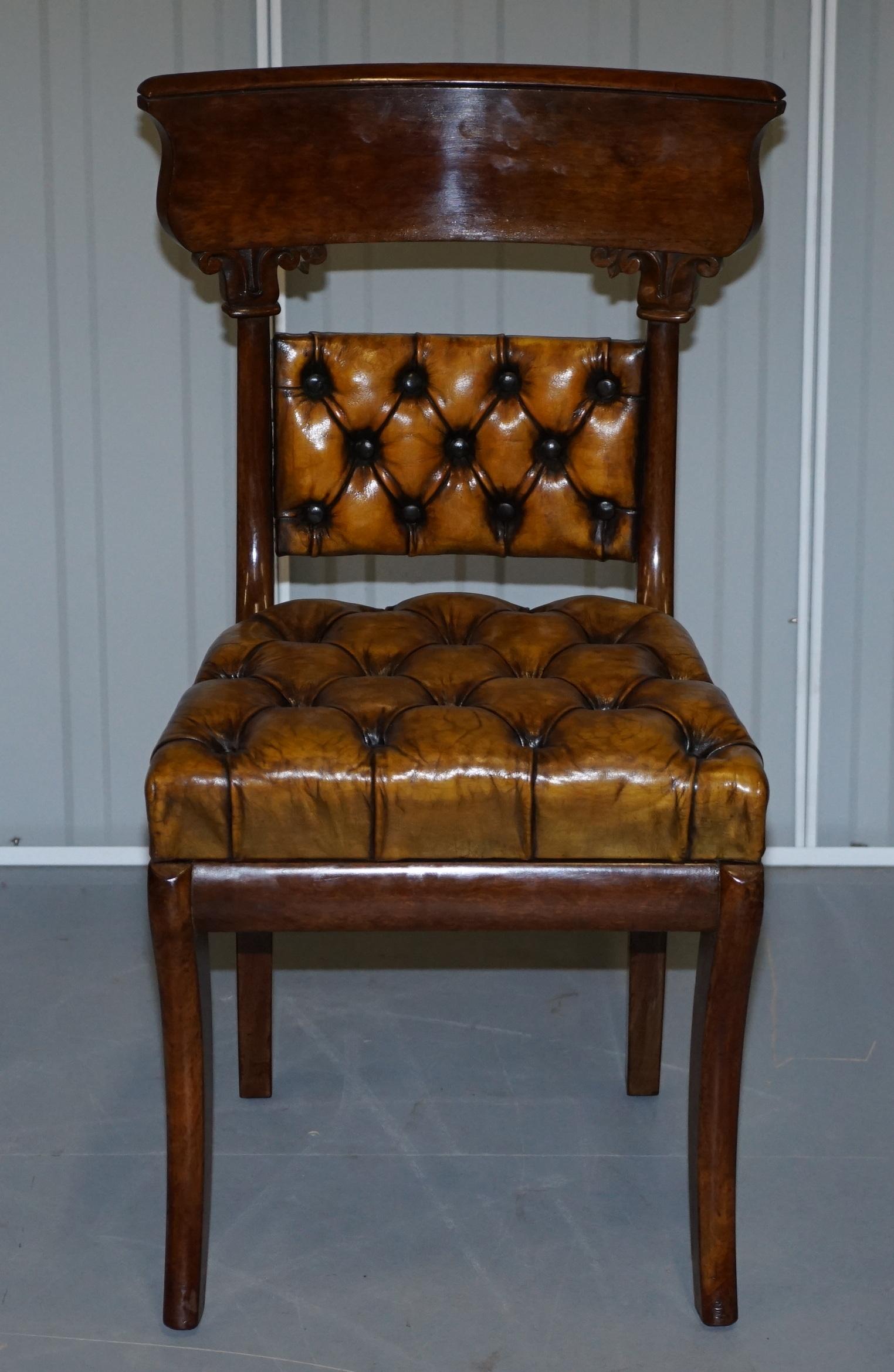Anglais Quatre chaises de salle à manger Chesterfield en cuir brun:: restaurées en noyer:: d'époque Régence en vente