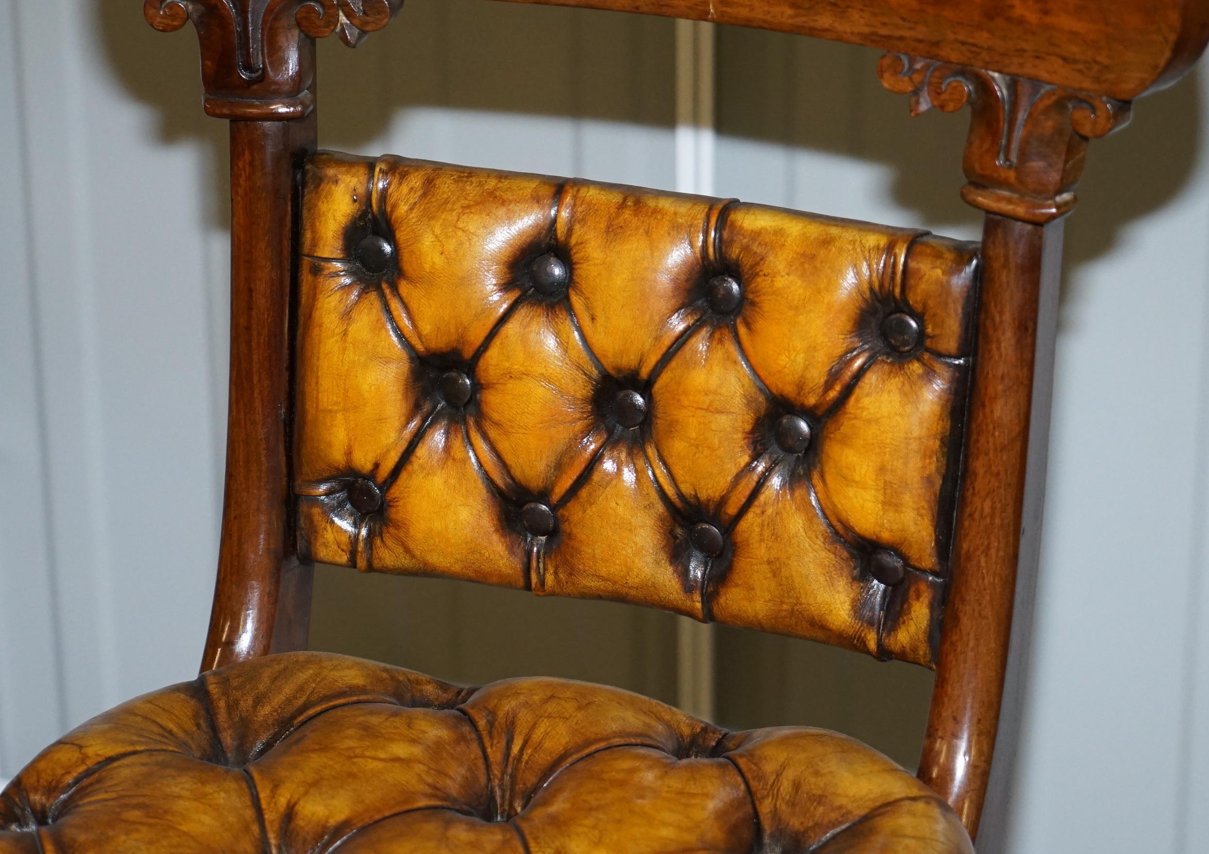 Fait main Quatre chaises de salle à manger Chesterfield en cuir brun:: restaurées en noyer:: d'époque Régence en vente