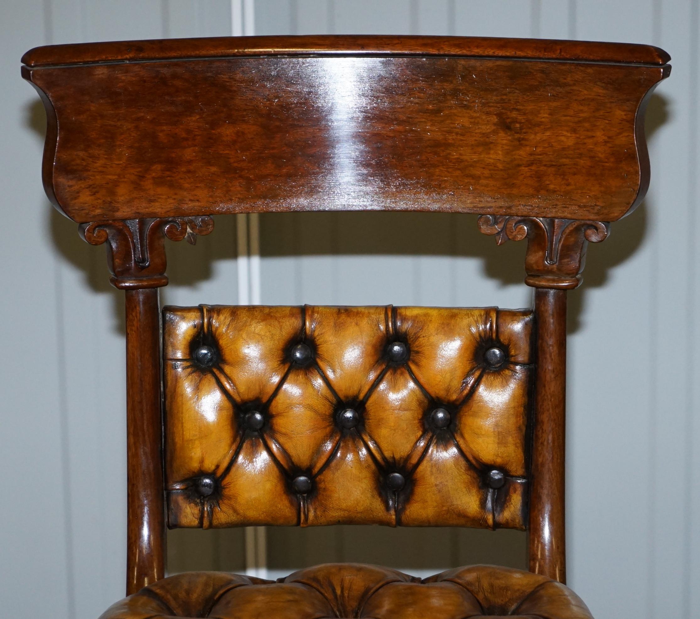Vier originale Regency-Stühle aus Nussbaumholz:: restauriert:: Chesterfield:: braun:: Leder:: Esszimmerstühle im Angebot 1