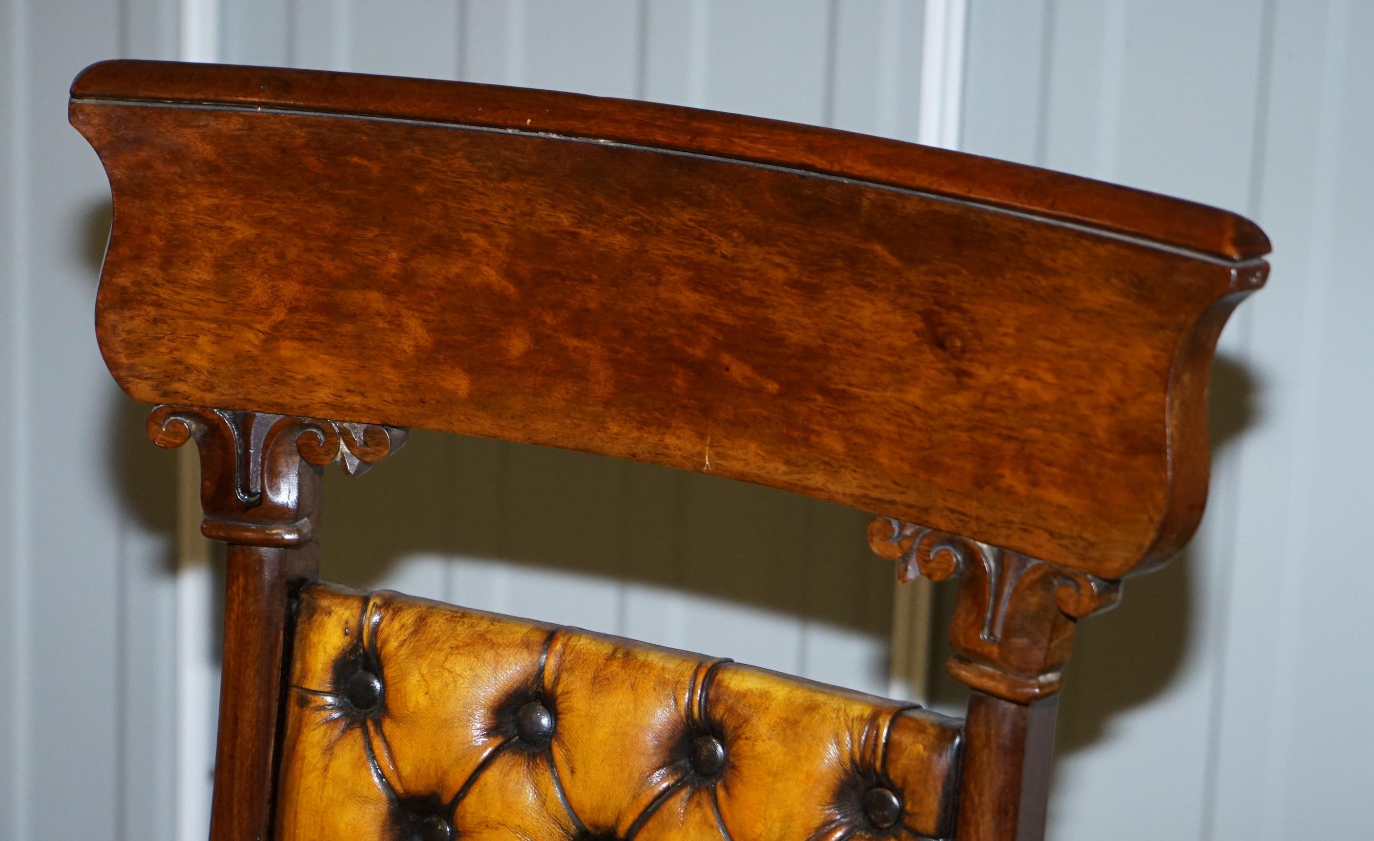 Cuir Quatre chaises de salle à manger Chesterfield en cuir brun:: restaurées en noyer:: d'époque Régence en vente