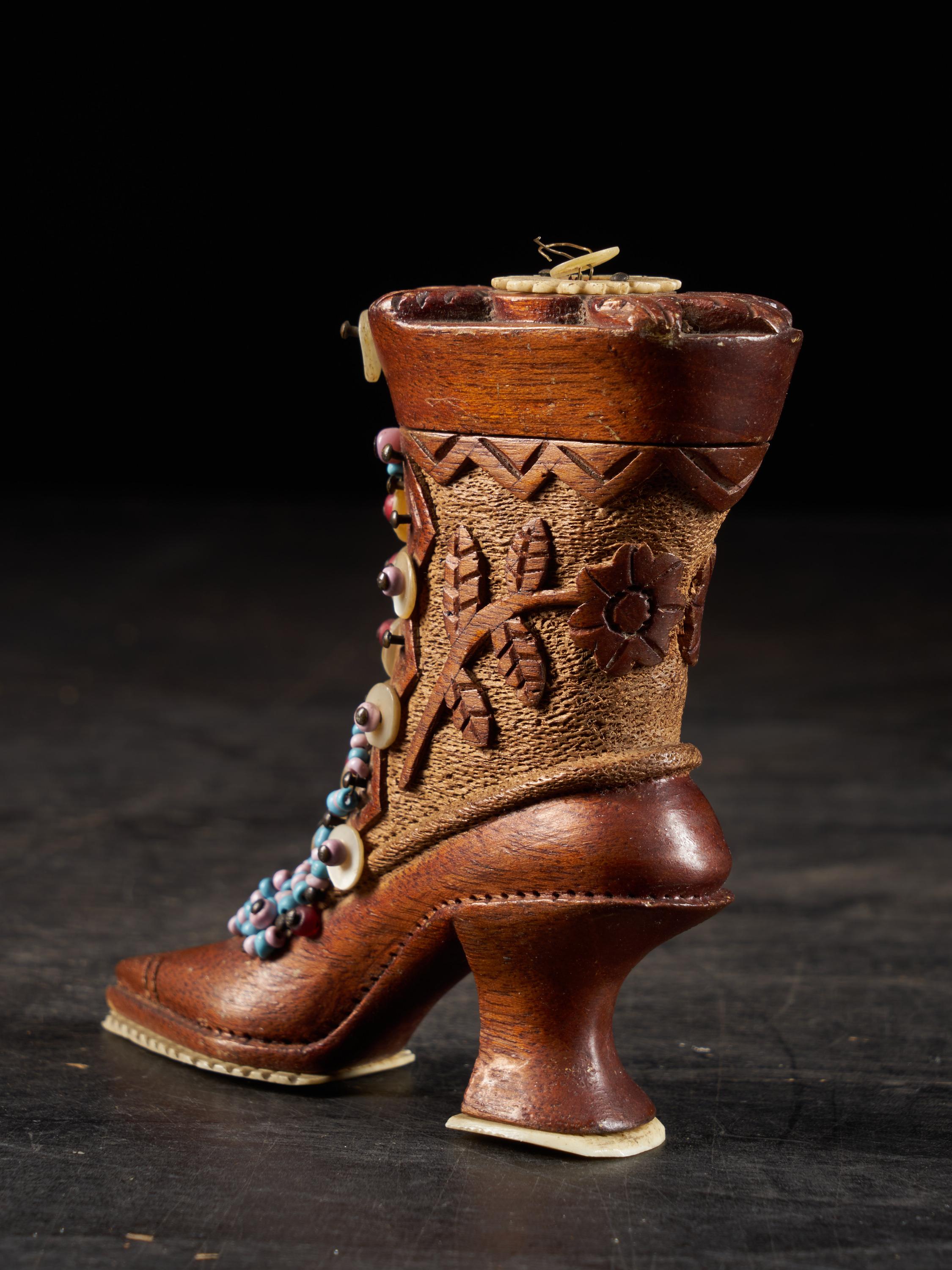 Cuatro pares de raros zapatos georgianos miniatura de caoba decorados con madreperla en venta 3
