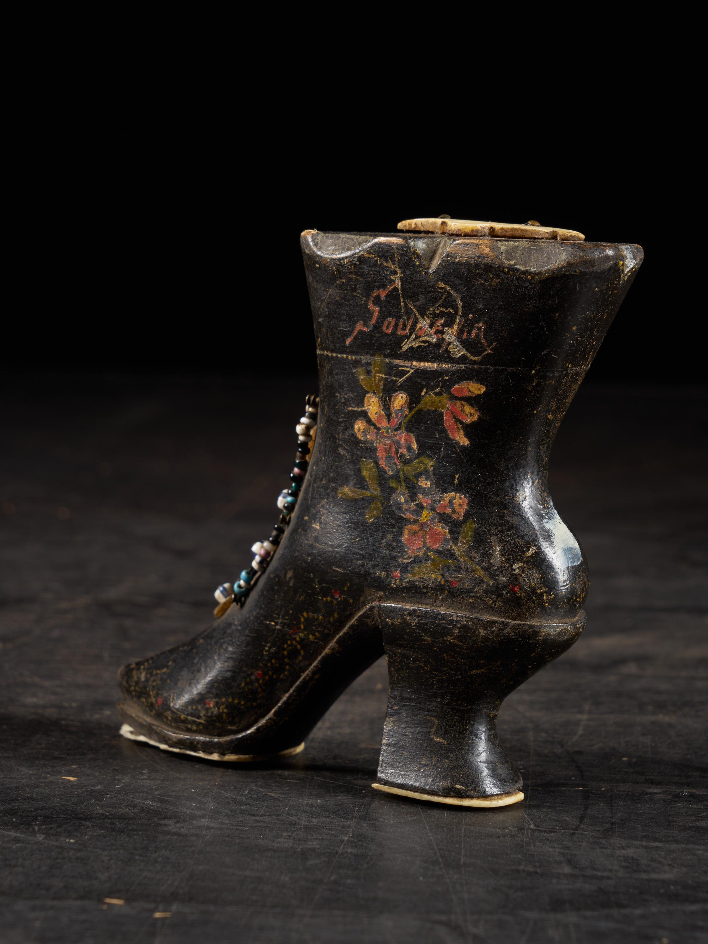 Cuatro pares de raros zapatos georgianos miniatura de caoba decorados con madreperla en venta 5