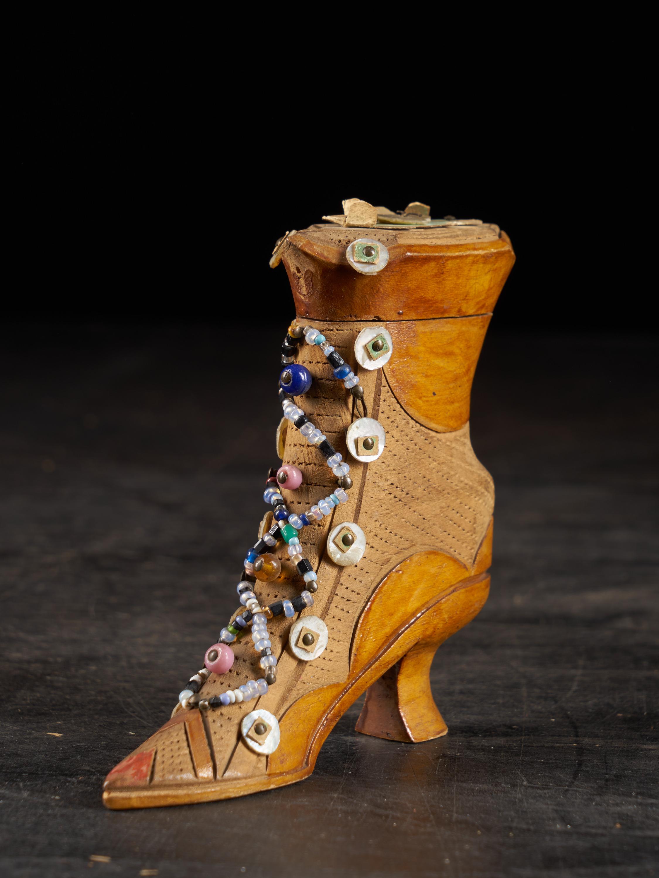 Estos impresionantes y únicos zapatos georgianos en miniatura se fabricaron en Inglaterra a principios del siglo XIX, hacia 1830. Están tallados a mano en madera de caoba y presentan las más maravillosas decoraciones trabajadas a mano en nácar. Hay