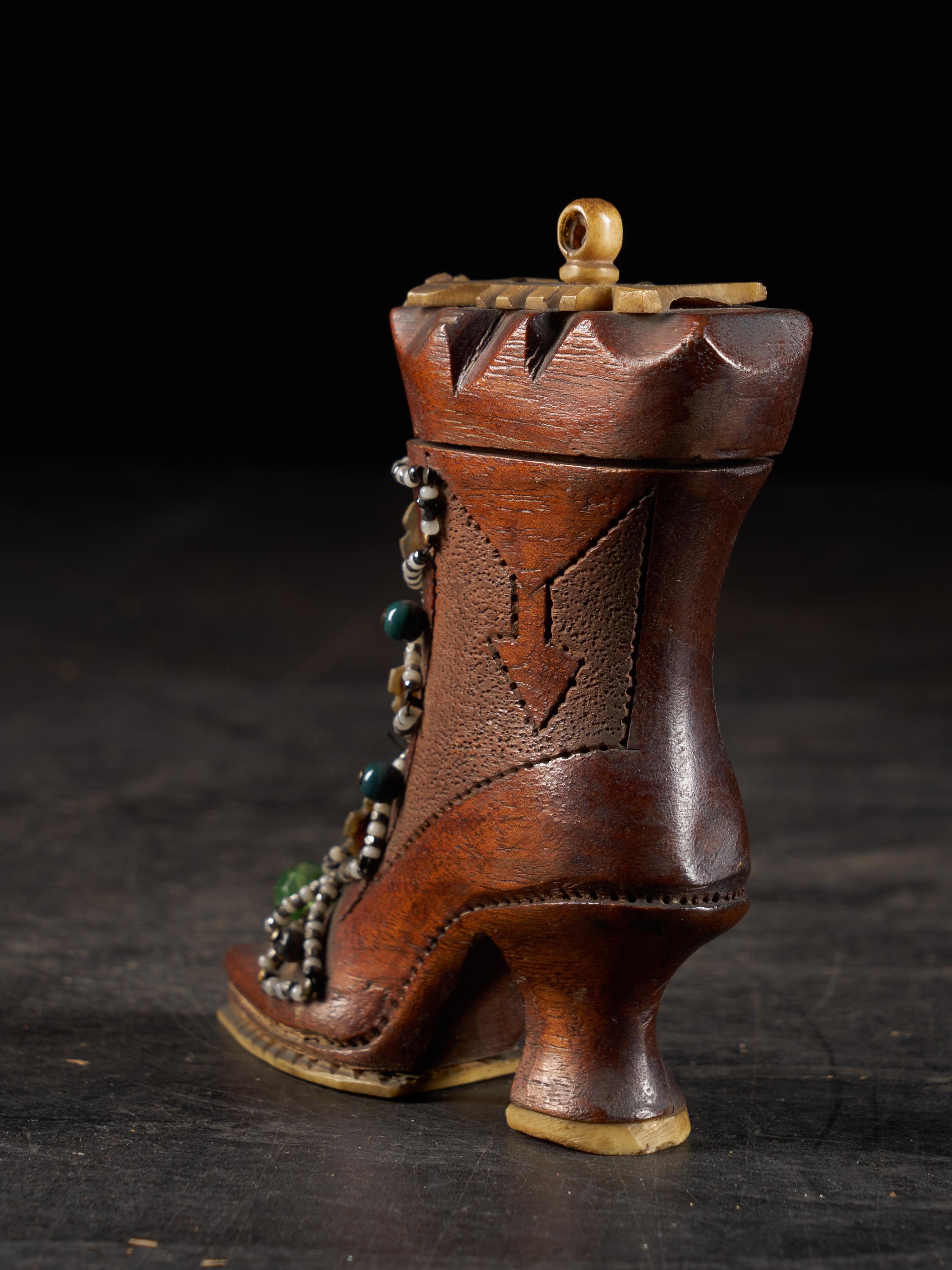 Four Pair of rare Georgian Miniature Mahogany Shoes decorated Mother of Pearl In Fair Condition In Leuven , BE