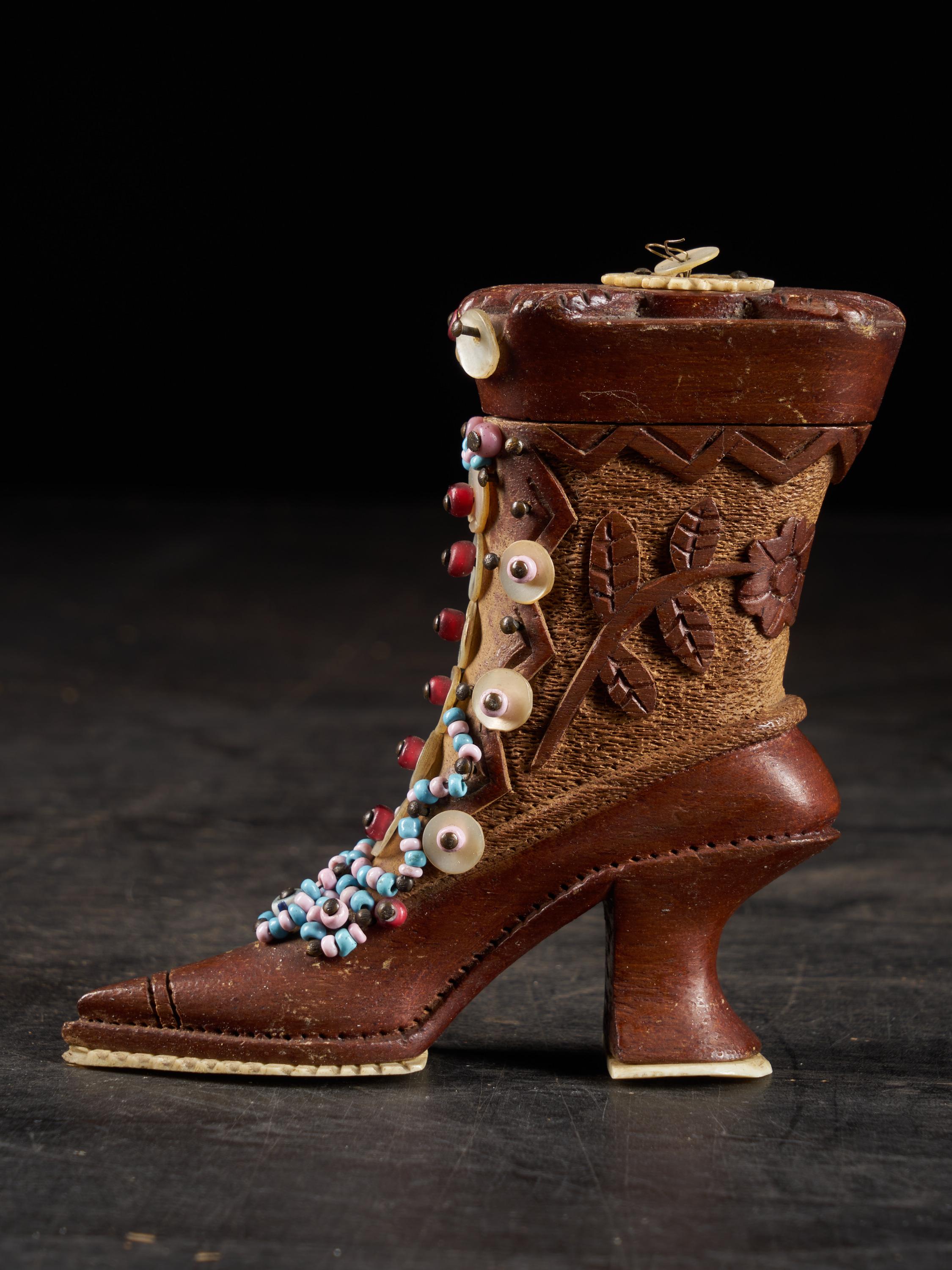 Cuatro pares de raros zapatos georgianos miniatura de caoba decorados con madreperla en venta 2
