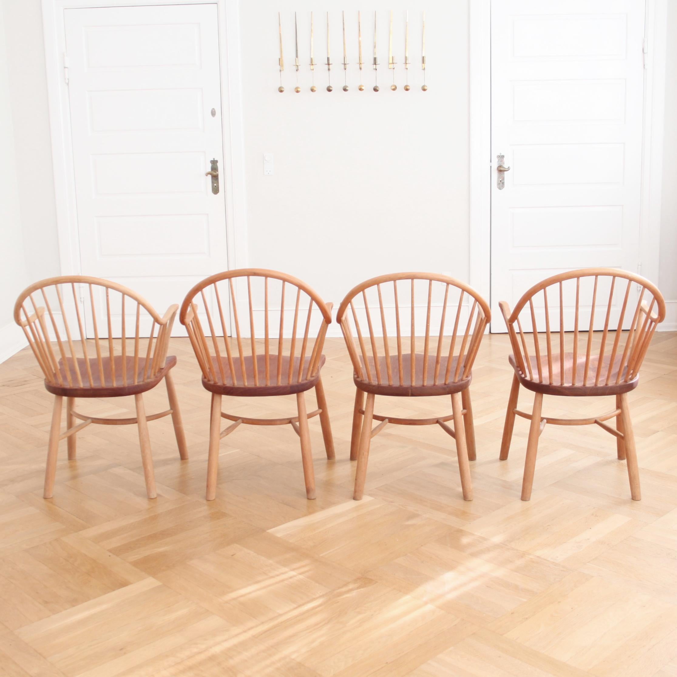 Vier Palle Suenson-Esszimmerstühle, Au Coq D'Or, Fritz Hansen, Dänemark 1947 (20. Jahrhundert) im Angebot