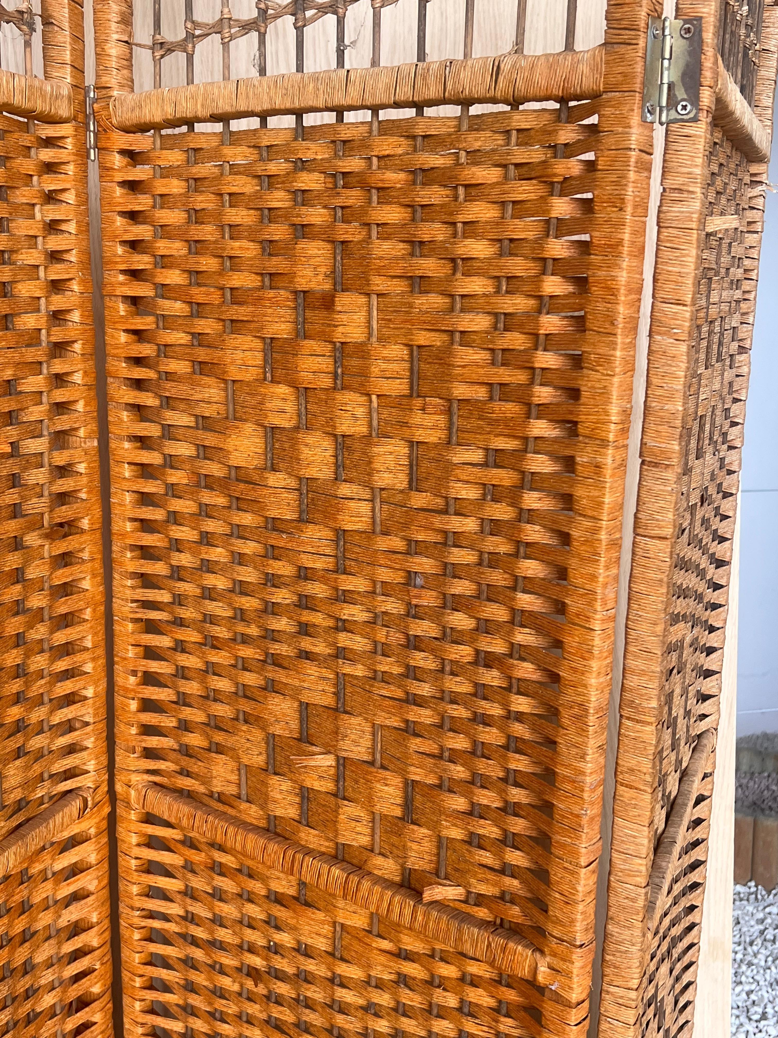 Français Paravent de séparation de pièce à quatre panneaux en osier de bambou et rotin, France, années 1960 en vente