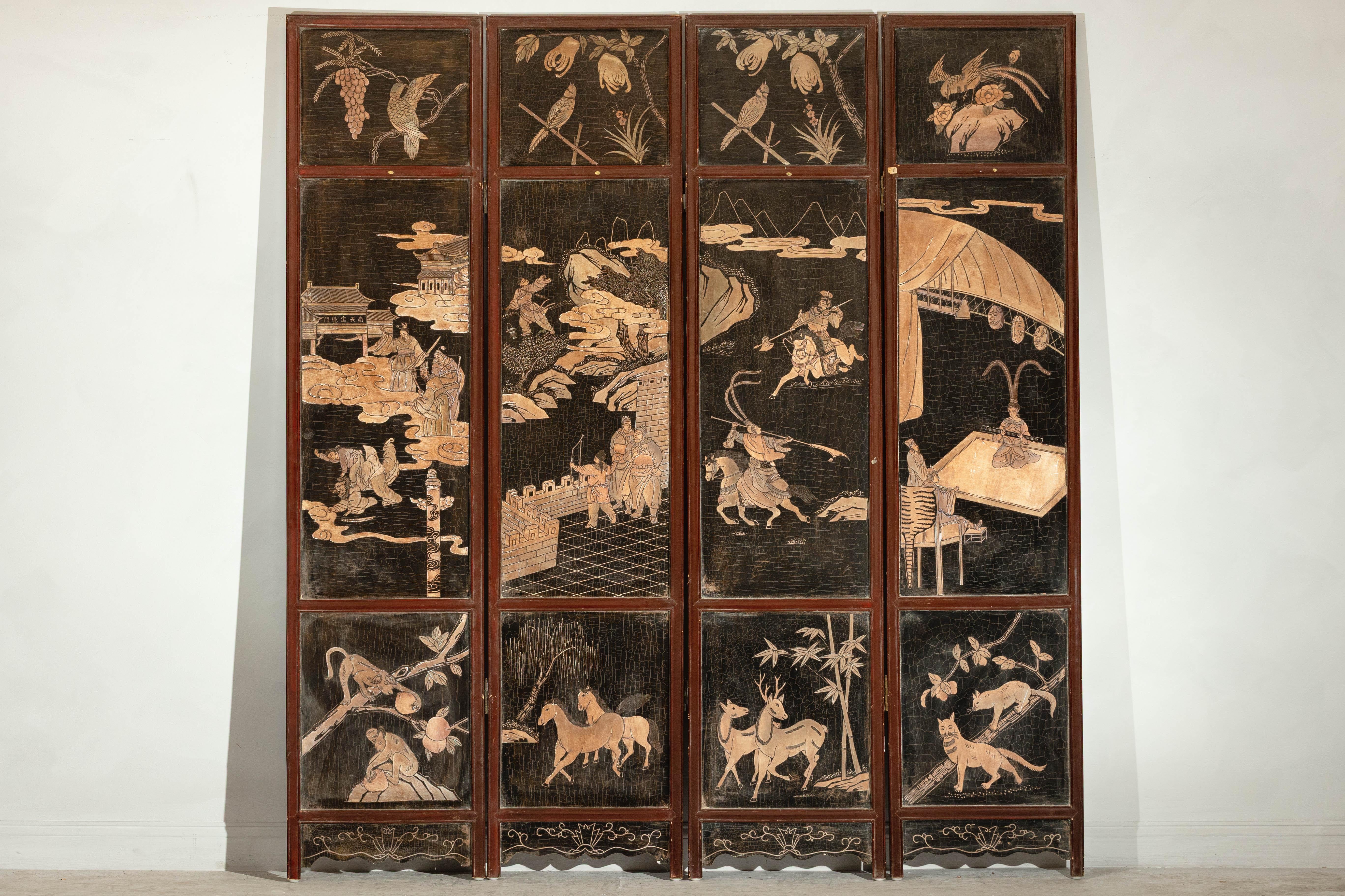Ce grand paravent à quatre panneaux présente une série de scènes peintes richement détaillées dans une palette sobre de noir et d'ocre. Probablement produit au XXe siècle, l'écran présente des images narratives et symboliques sur chaque panneau
