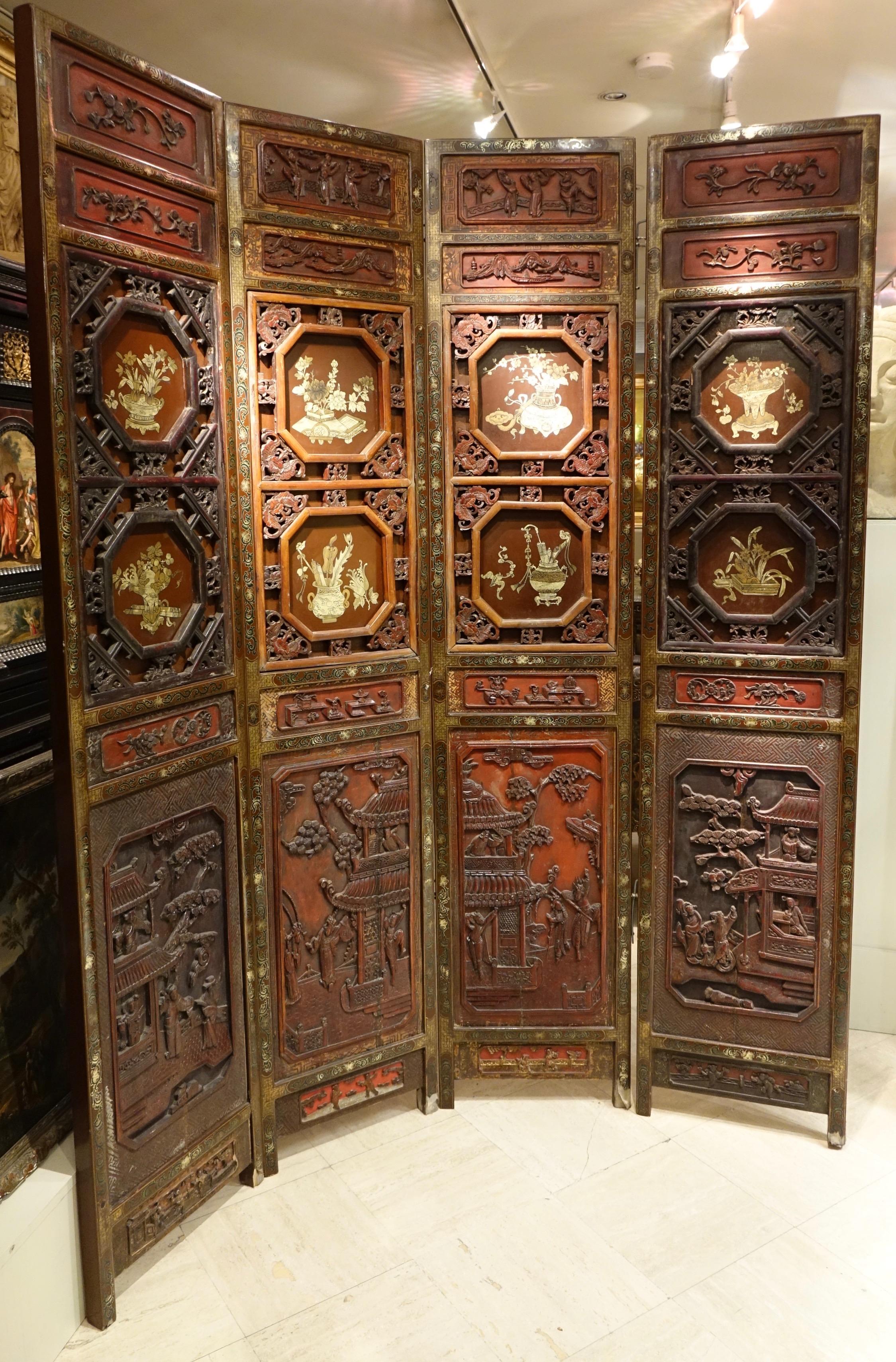 19th century Chinese screen with four panels in carved wood, red and gilt lacquer.
The eight octagonal paintings of the upper part are decorated with still life scenes,
The four registers of the lower part are carved in brown low -reliefs on a red