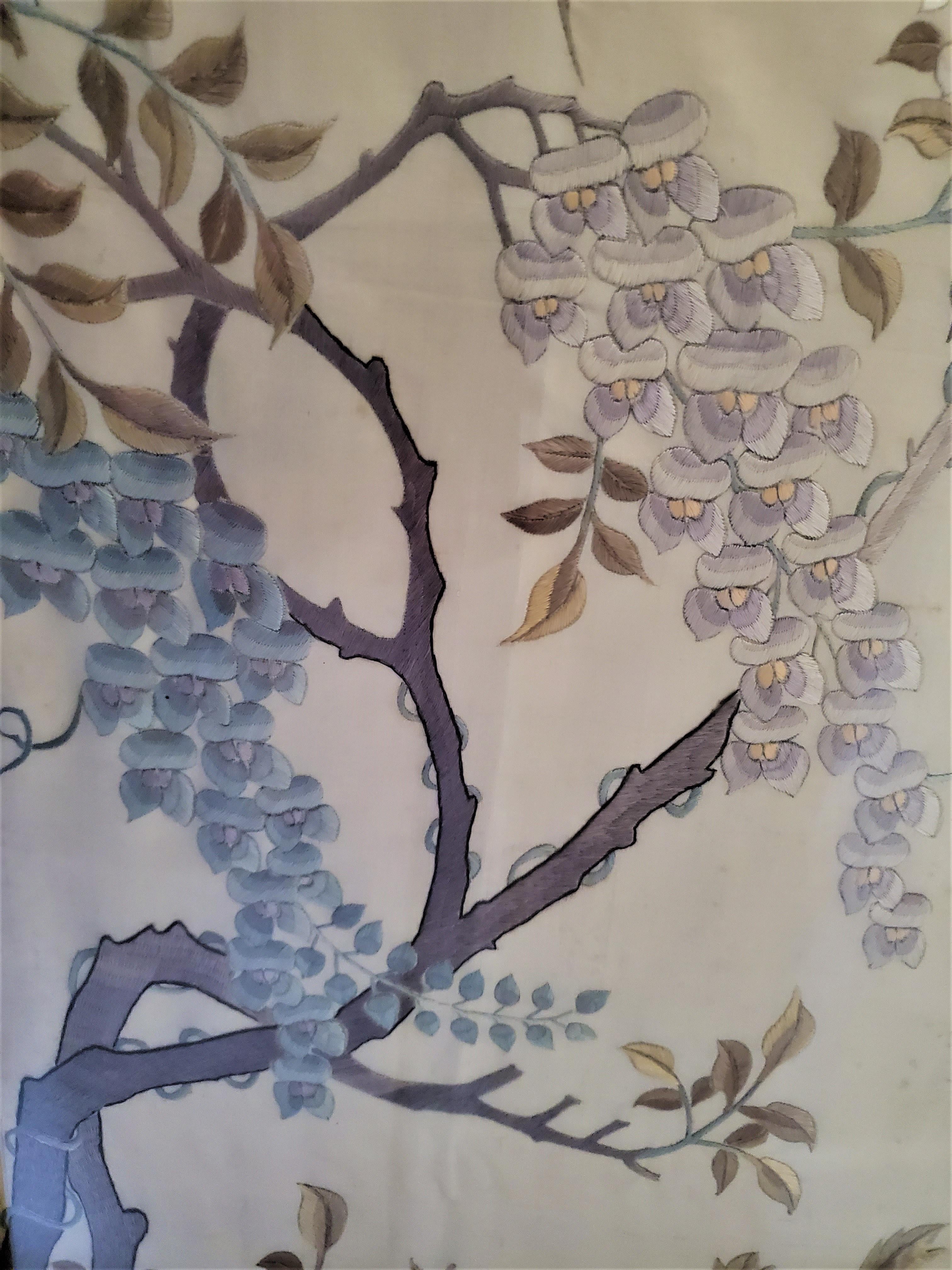 Chinese Silk Embroidered Screen or Room Divider Believed to Be Late Qing Dynasty In Good Condition For Sale In Nova Scotia, NS