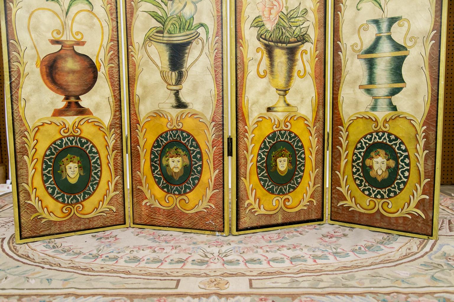 Ce paravent est peint avec des urnes classiques, des fleurs et des guirlandes à valence sarcelle surmontant le cartouche central.

Un panneau mesure : 17 7/8 