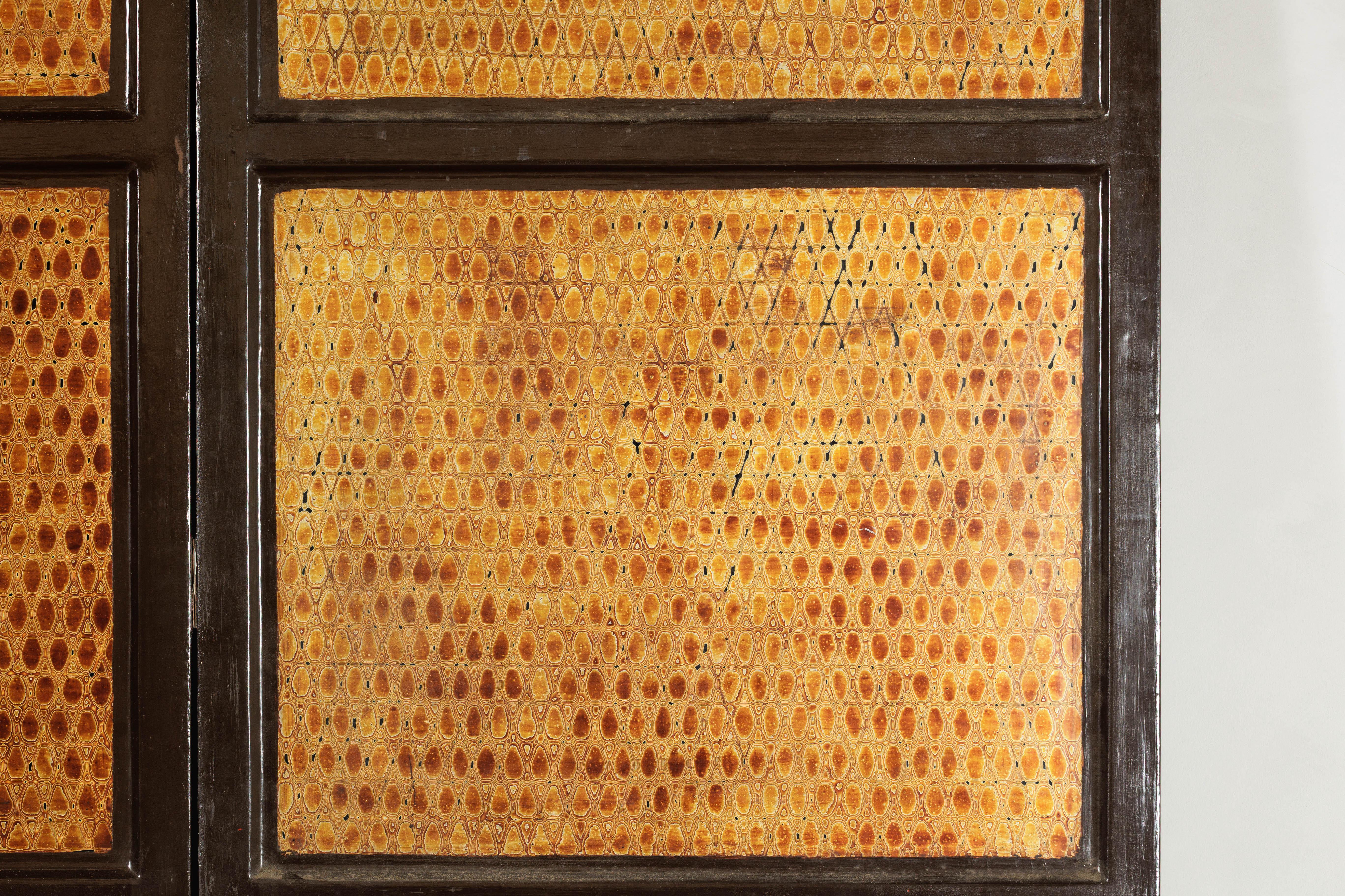 Biombo de cuatro paneles con laca negra y diseño de nido de abeja en venta 3