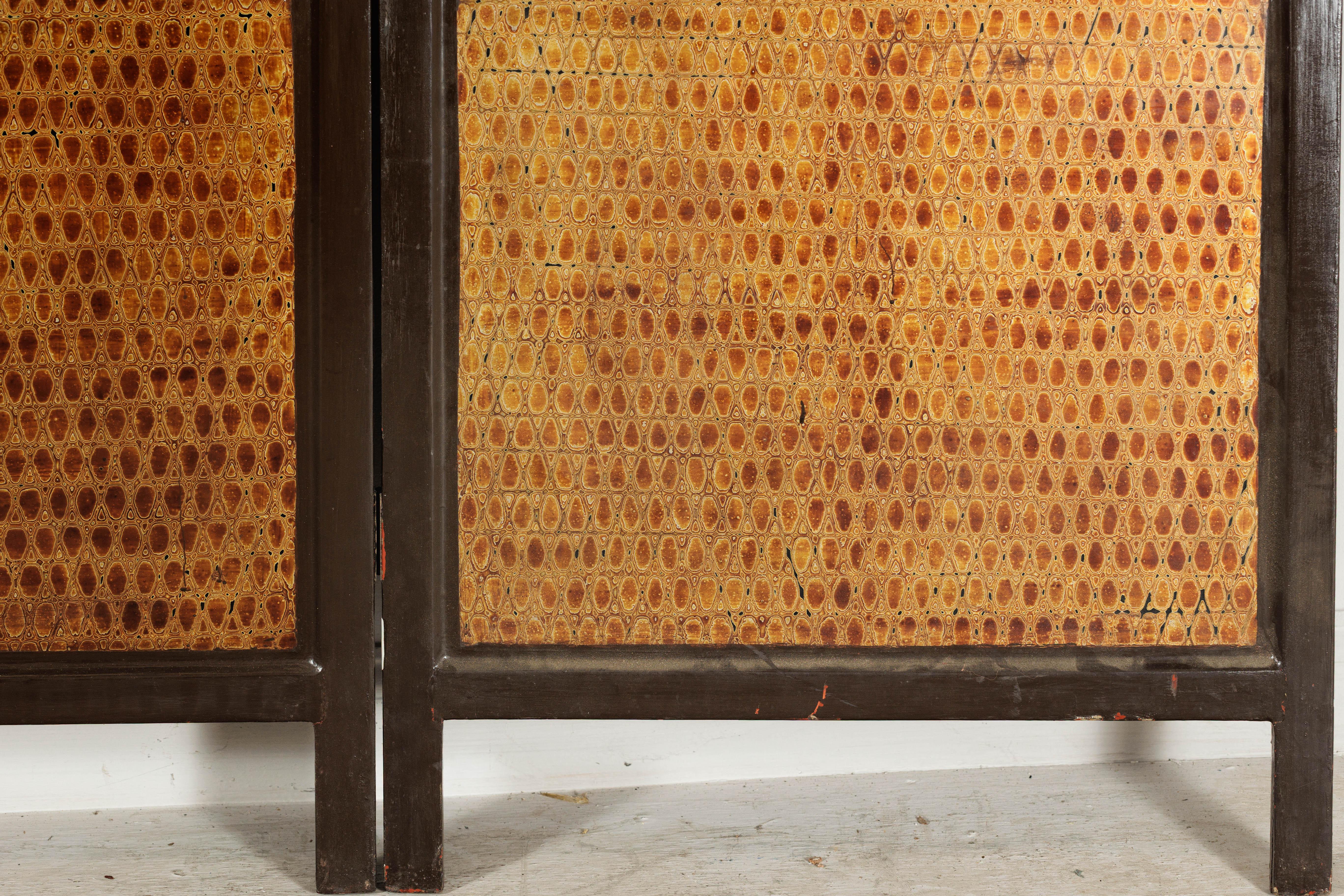 Biombo de cuatro paneles con laca negra y diseño de nido de abeja en venta 5