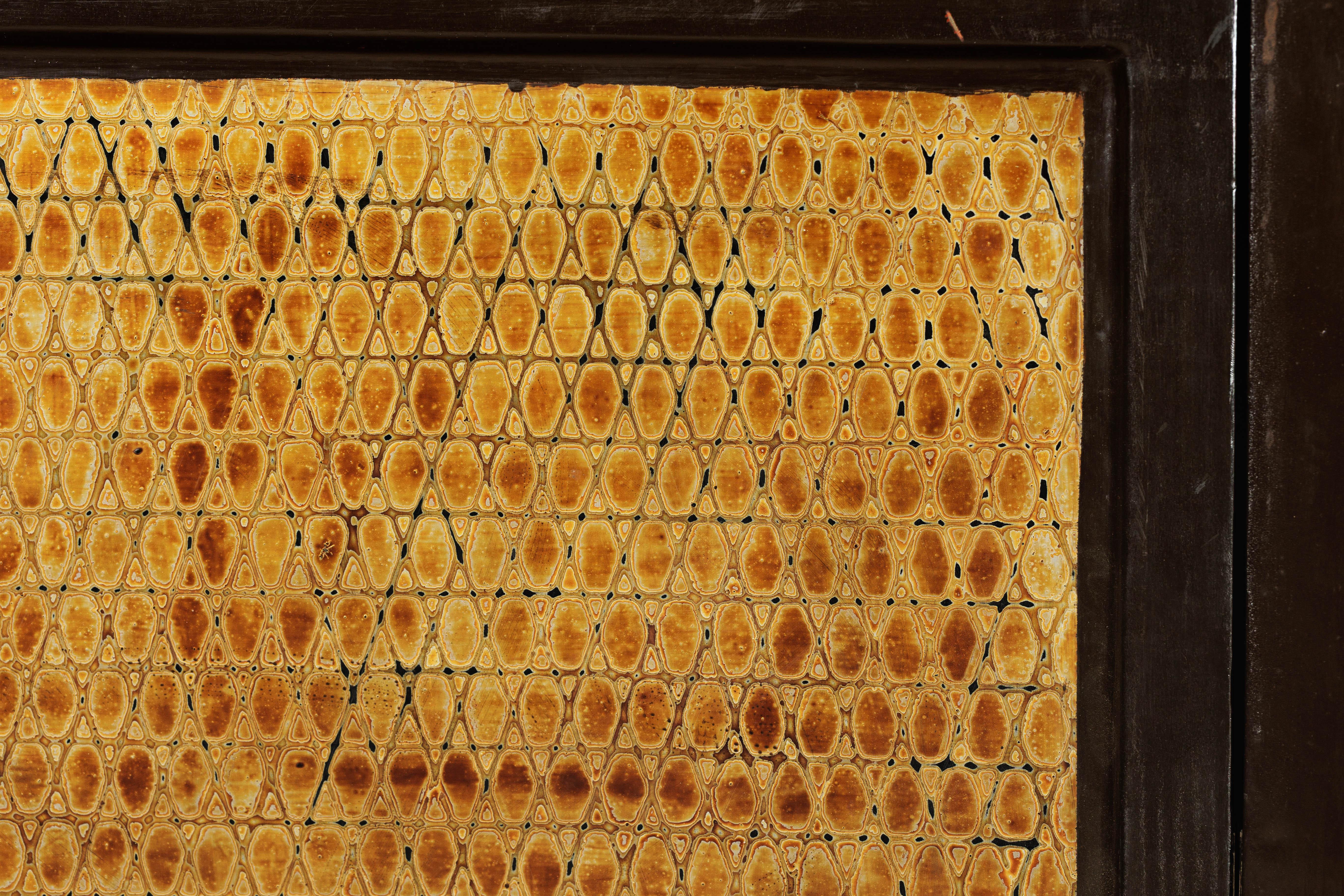 Biombo de cuatro paneles con laca negra y diseño de nido de abeja en venta 7