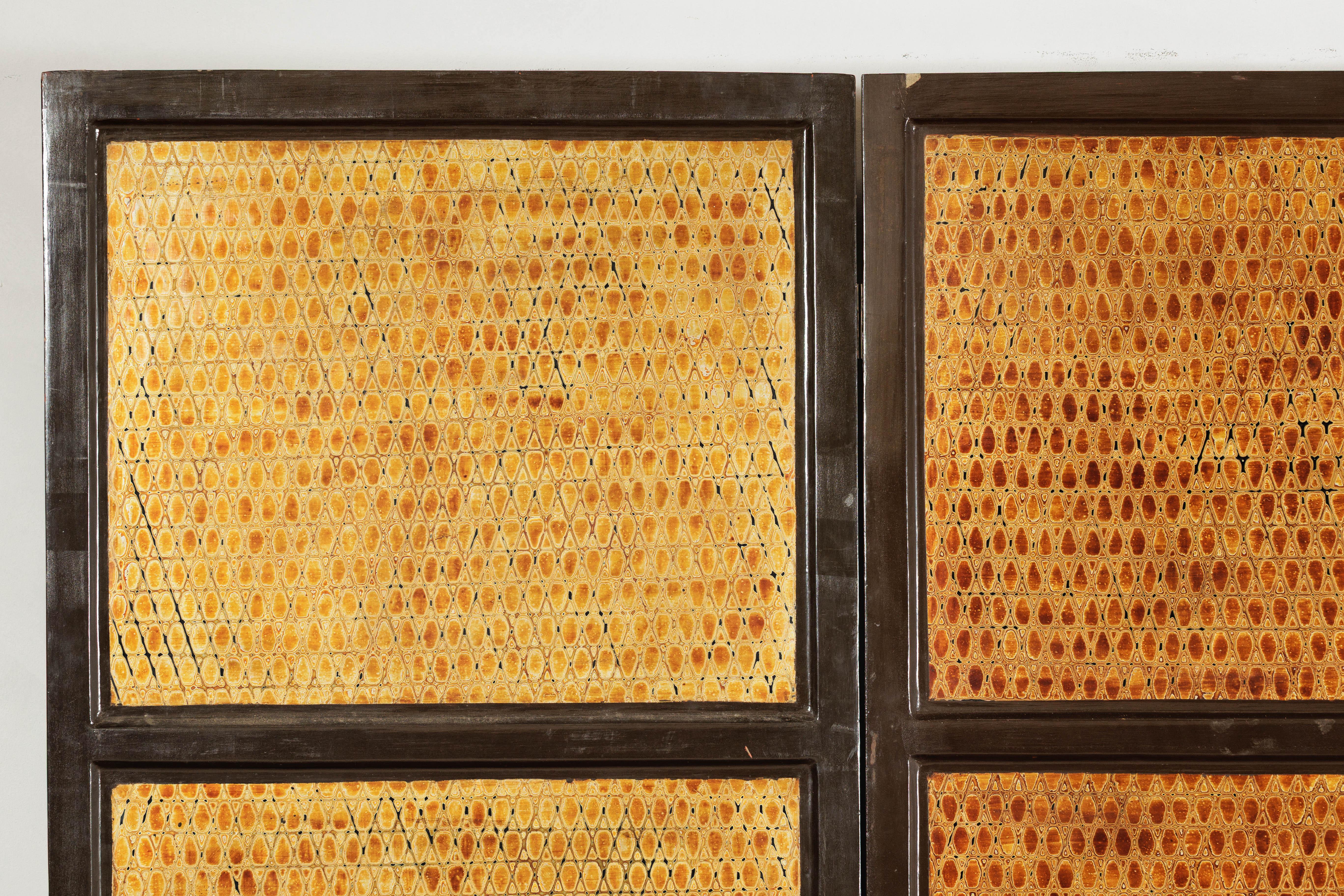 Biombo de cuatro paneles con laca negra y diseño de nido de abeja Madera en venta