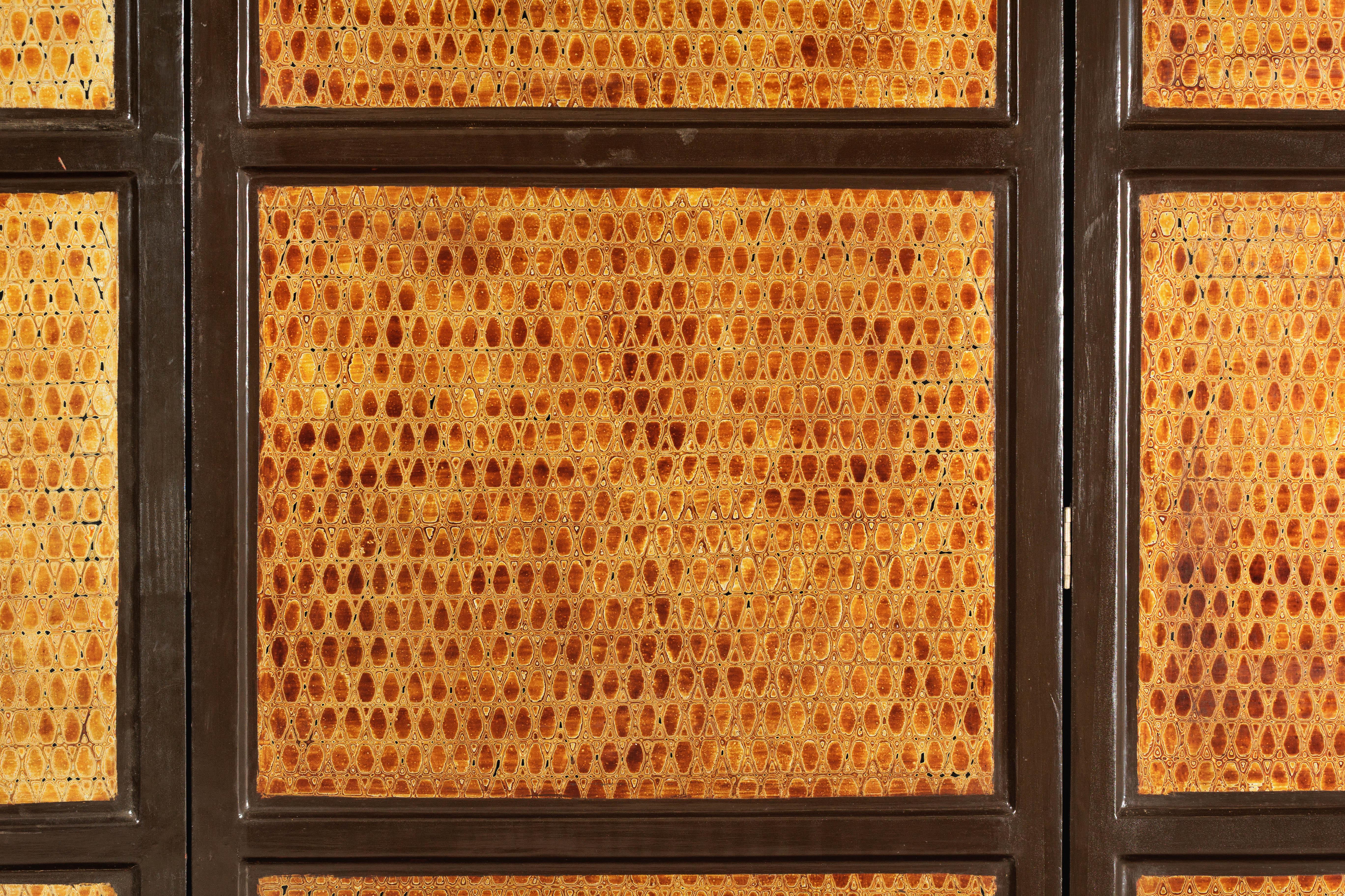Biombo de cuatro paneles con laca negra y diseño de nido de abeja en venta 1