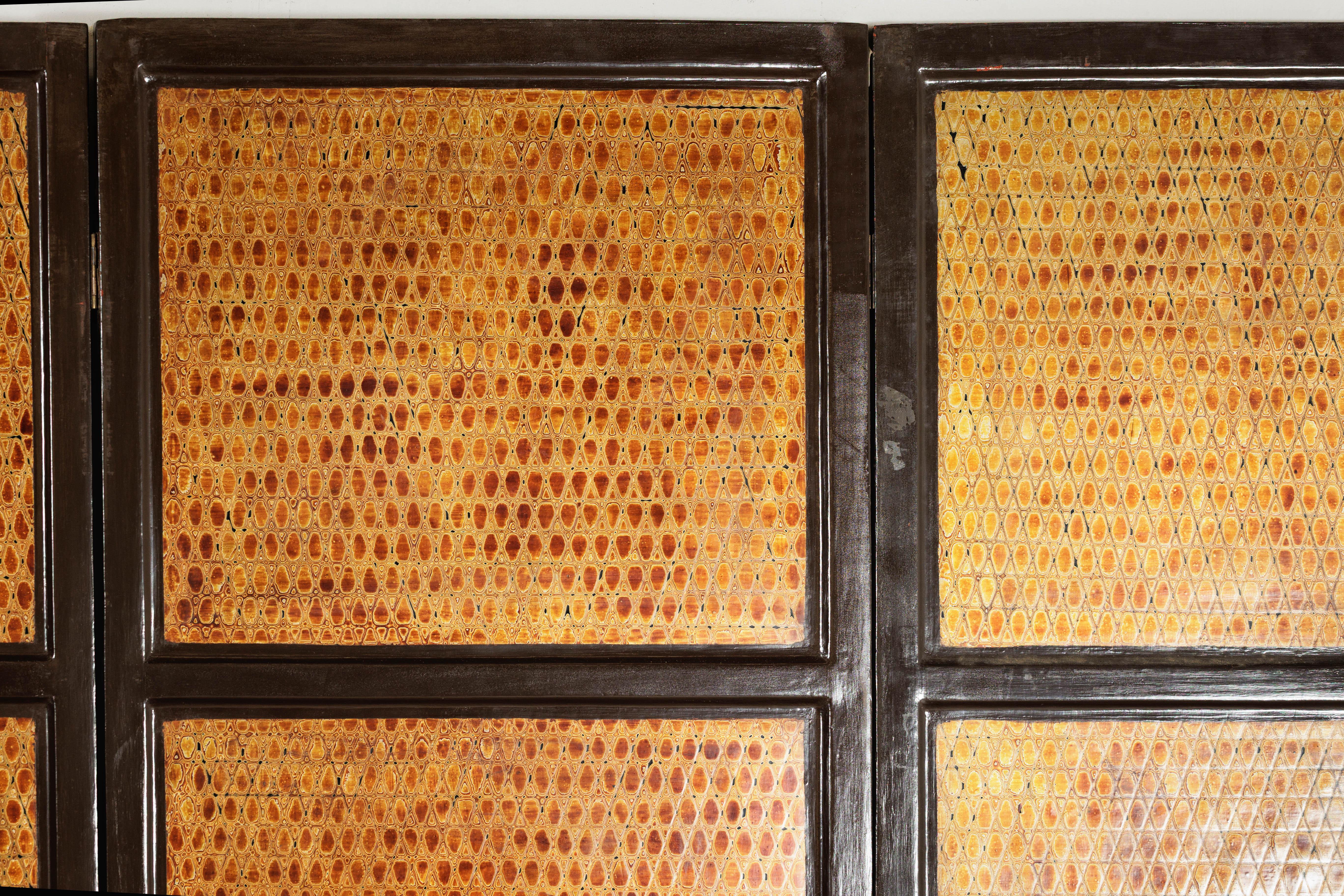 Biombo de cuatro paneles con laca negra y diseño de nido de abeja en venta 2