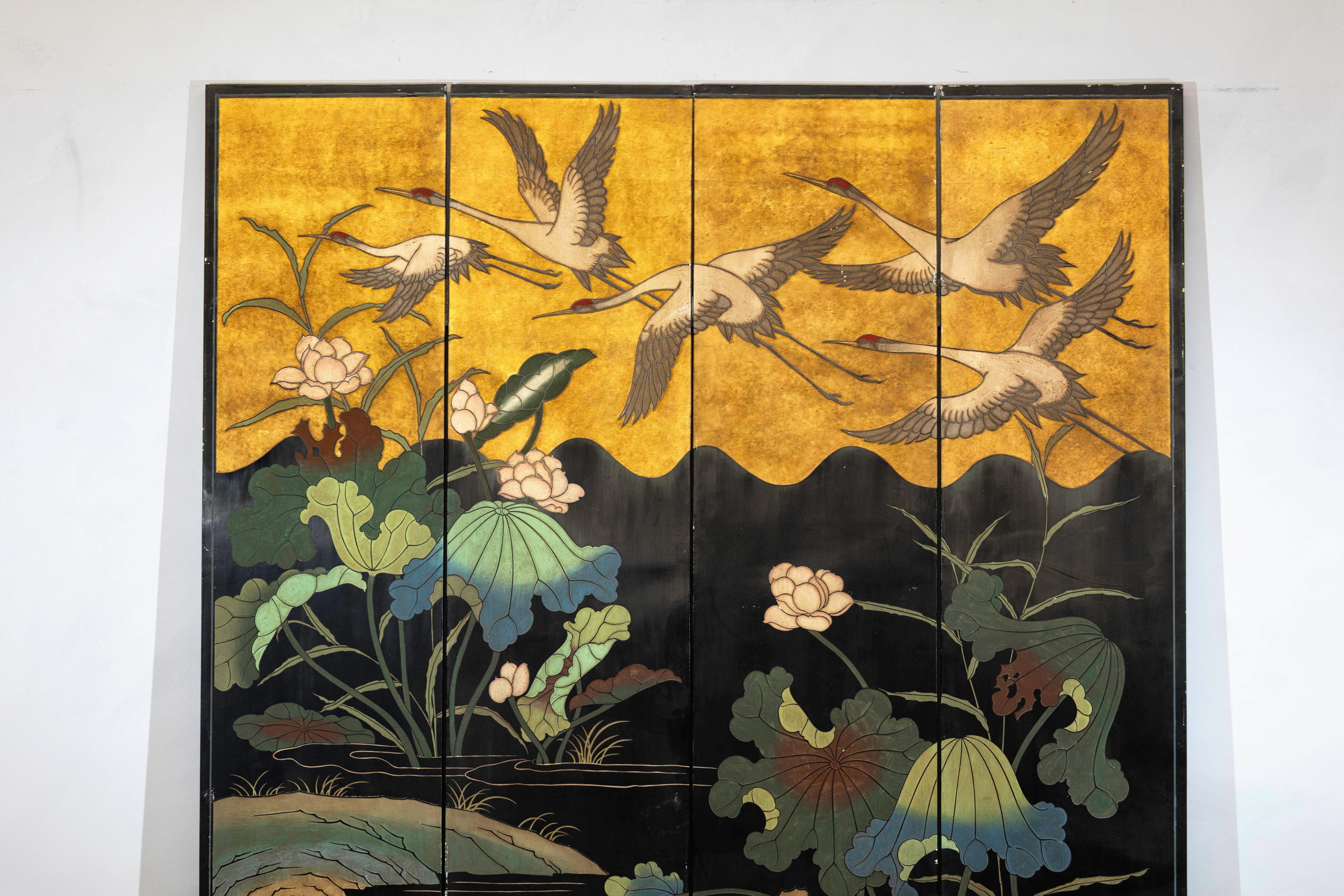 Laqué Paravent à quatre panneaux doré et laqué avec grues et lotus en vente