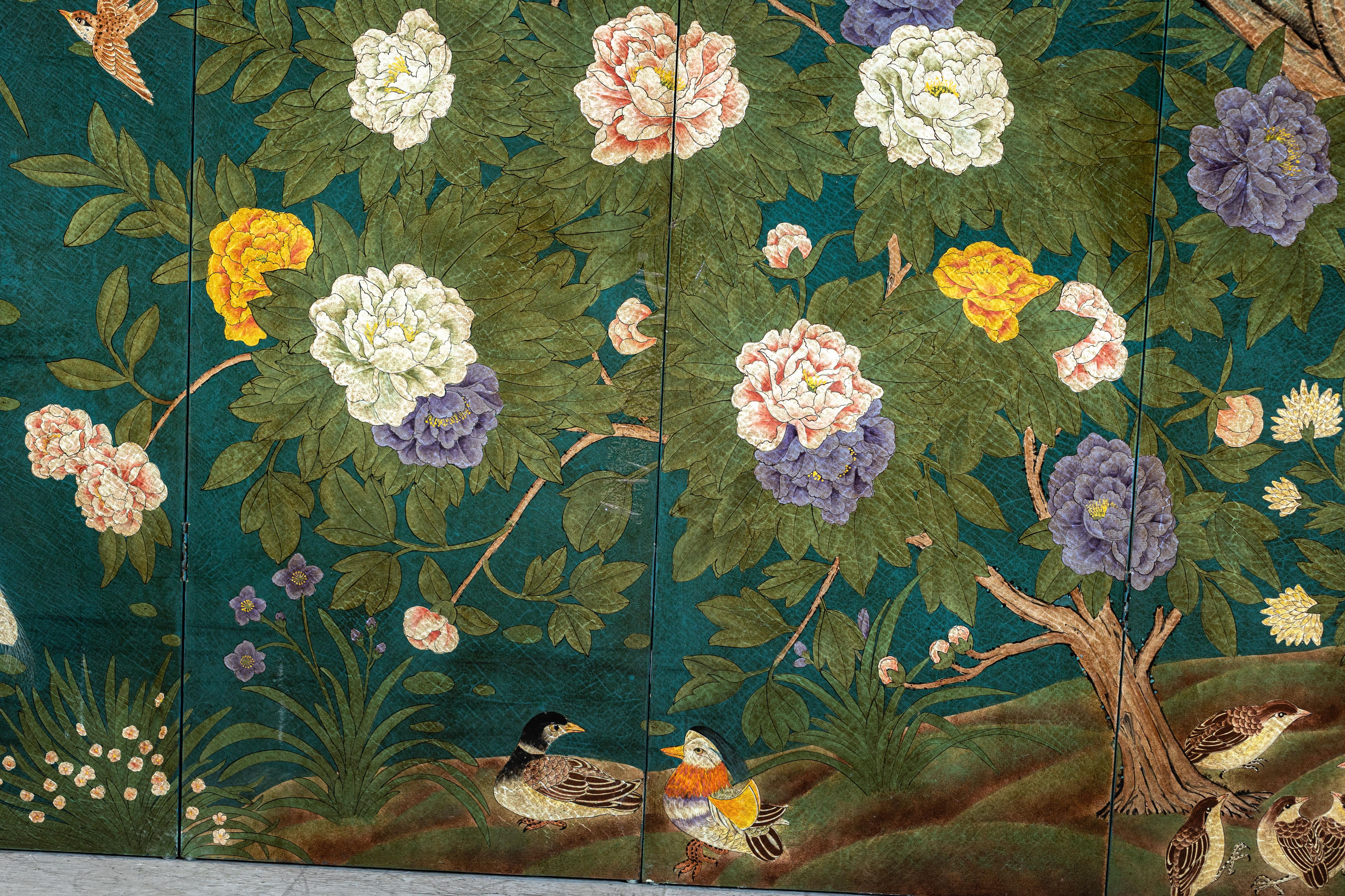 Biombo de cuatro paneles lacado en verde con pájaros y flores pintados a mano en venta 3